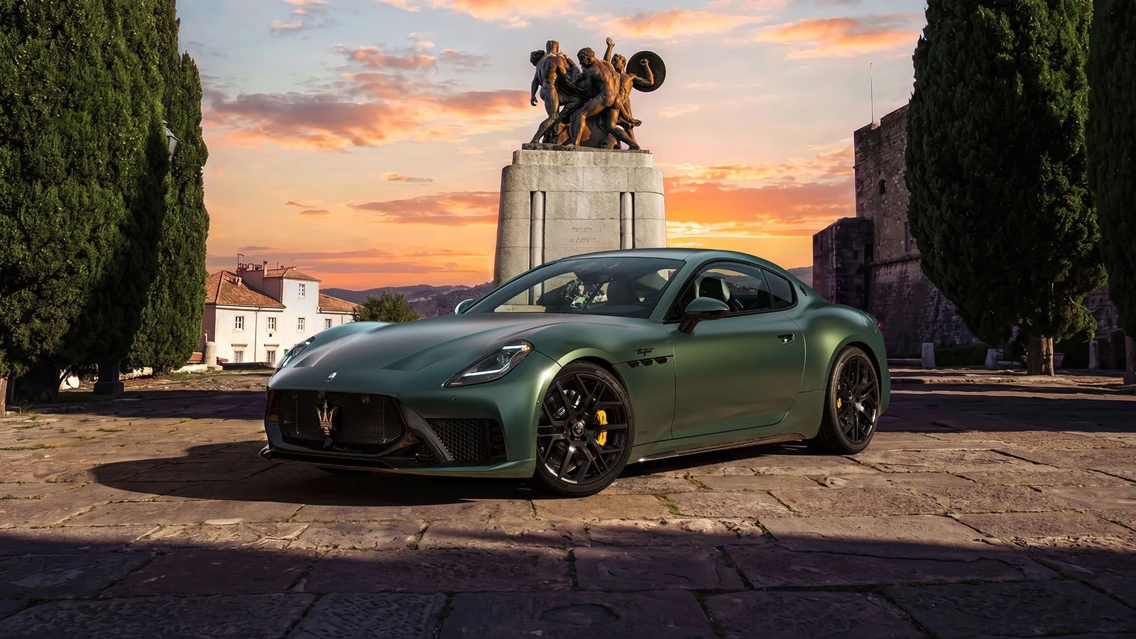 Grüner Maserati GranTurismo auf einem Platz im Abendlicht – Herstellerabbildung