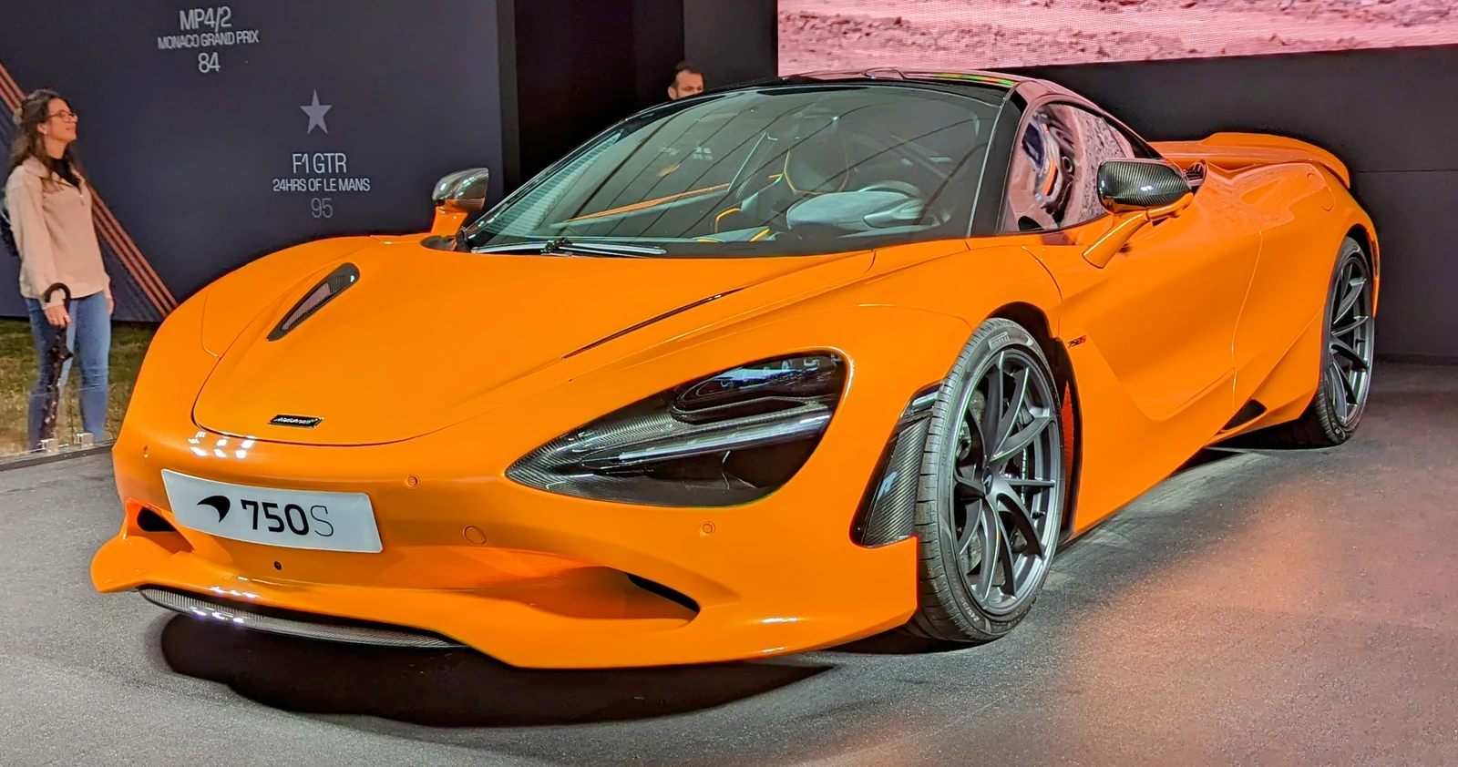 Orangefarbener McLaren 750S in Front-Dreiviertelansicht beim Goodwood Festival of Speed