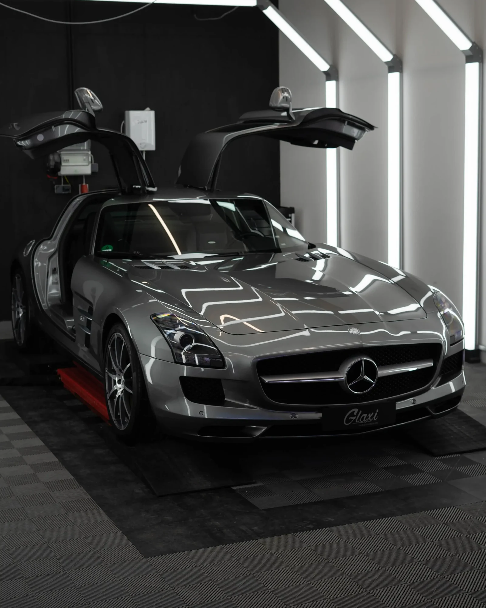 Silberner Mercedes SLS AMG mit geöffneten Flügeltüren aus einem GLAXI Lackschutzprojekt