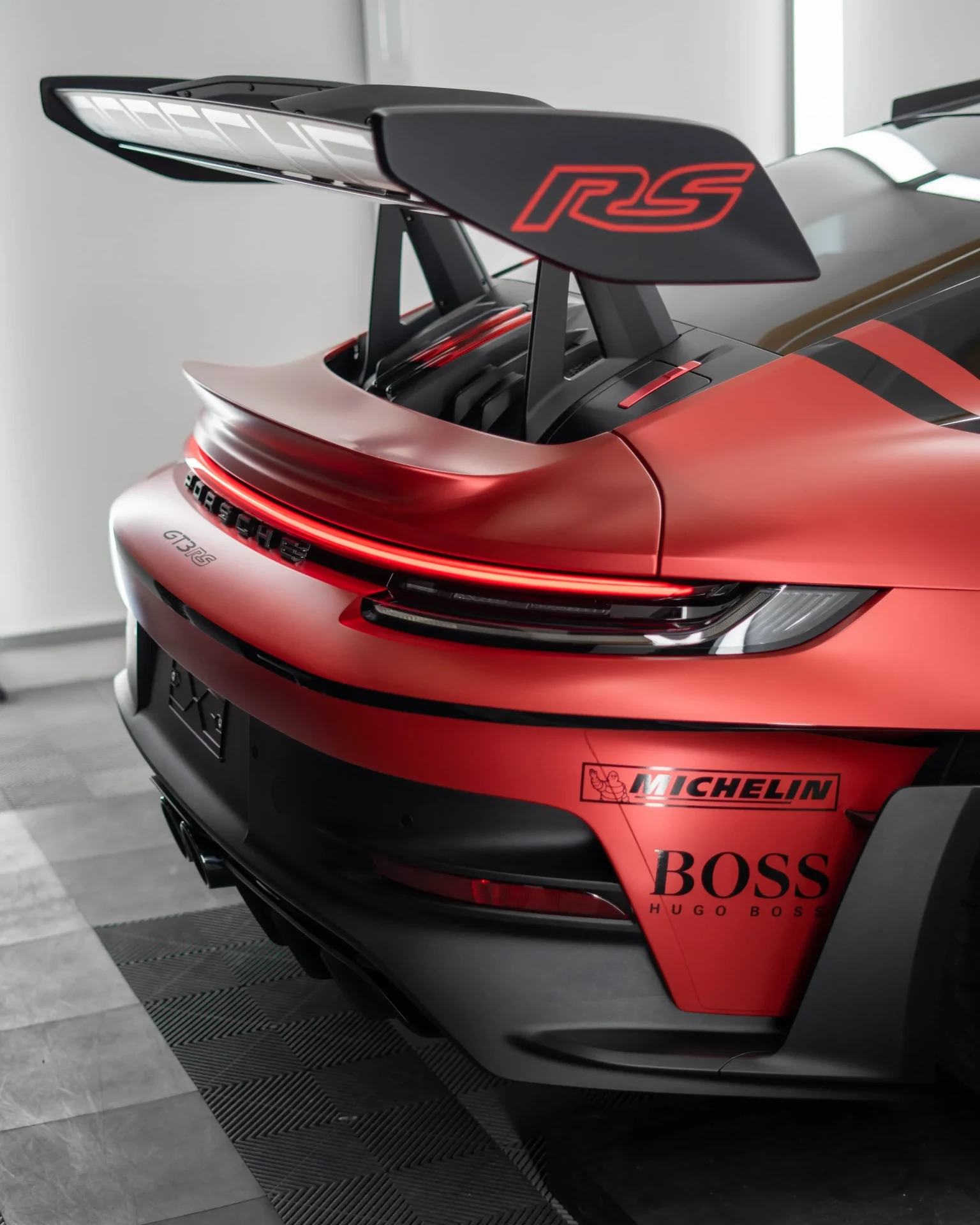 Heck des Porsche 992 GT3 RS mit roten Designflächen und Fullbody-Lackschutz von GLAXI