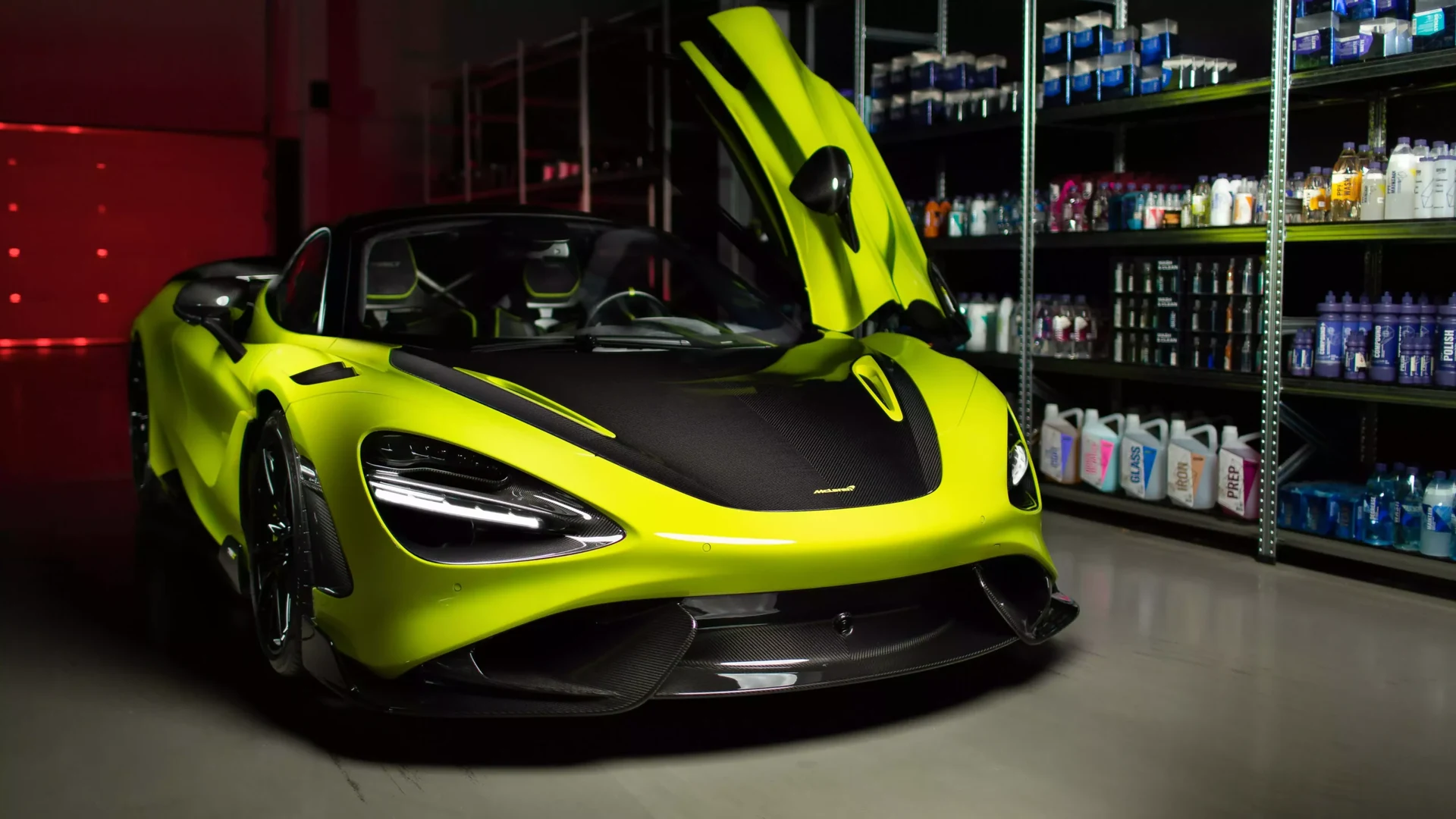 Grüner McLaren 720S mit geöffneter Tür und sichtbarer Carbonhaube – Motiv der bisherigen GLAXI-Keramikseite