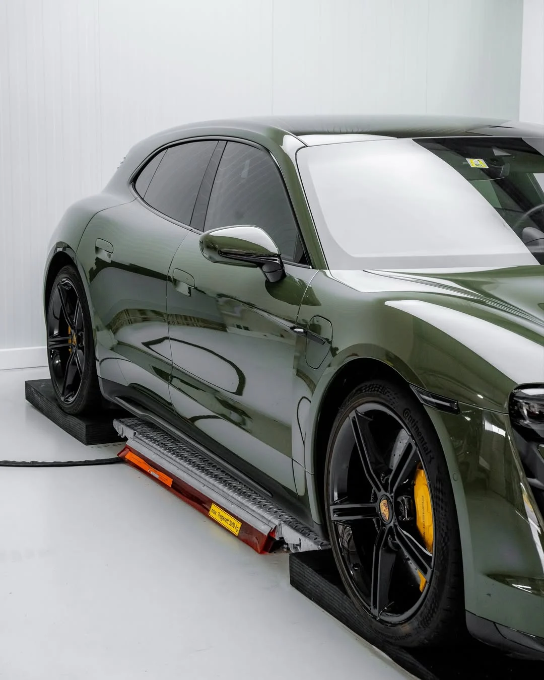 Grüner Porsche Taycan Turbo S nach vollständiger Lackschutzfolierung in der GLAXI-Werkstatt