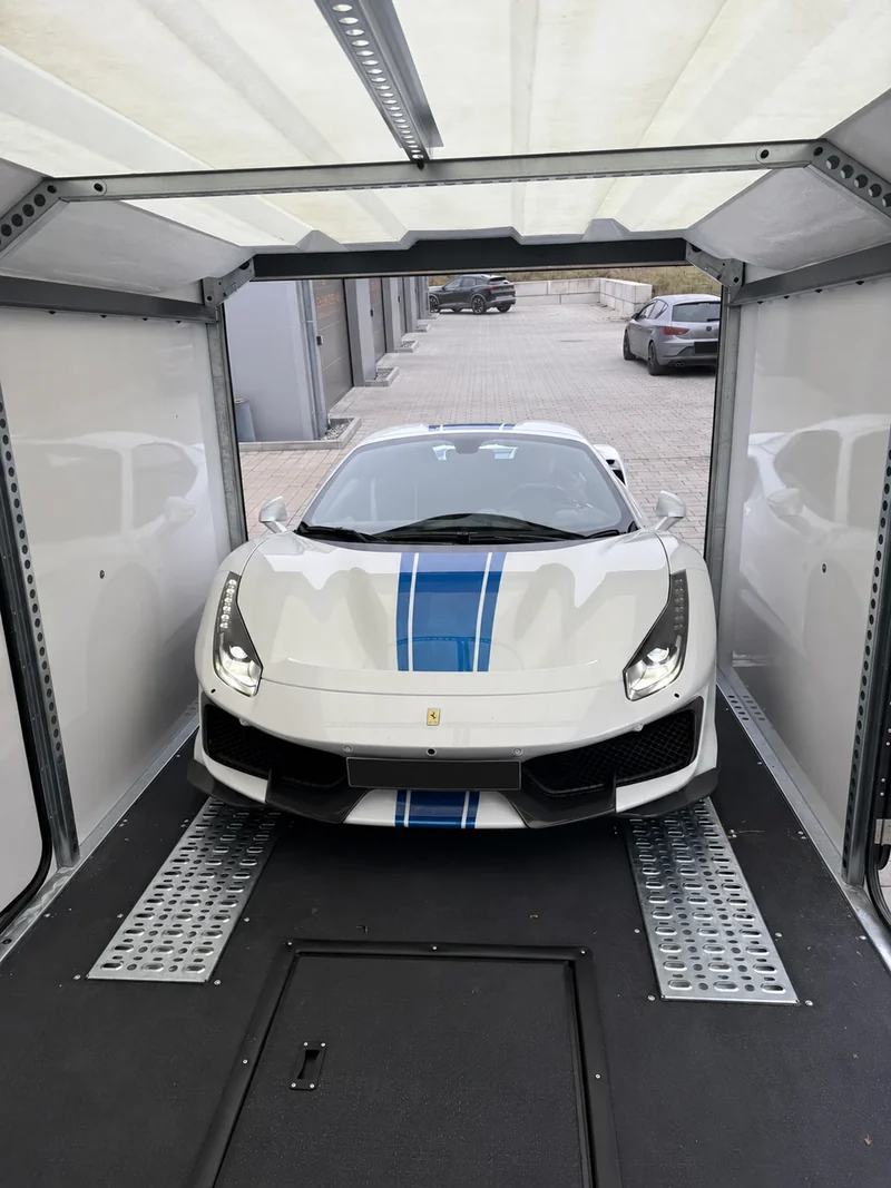 Weißer Ferrari mit blauen Streifen im RT7