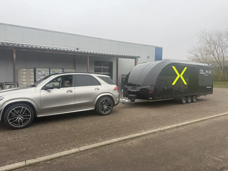 Originalaufnahme des GLAXI-Gespanns mit Mercedes GLE und geschlossenem RT7-Anhänger im Hof