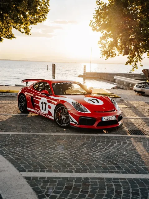 Roter Porsche im Rennsportdesign mit der Startnummer 17 am Gardasee bei Sonnenuntergang
