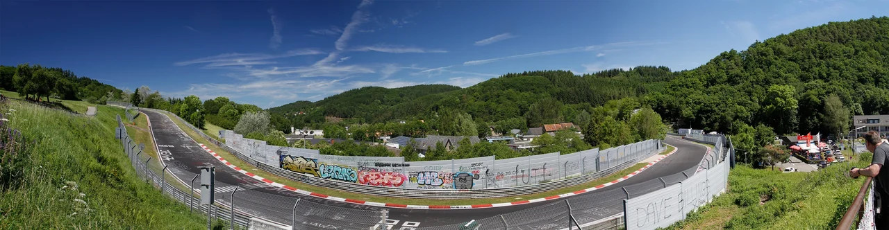 Panoramablick auf die Nordschleife bei Breidscheid mit der Rennstrecke und bewaldeten Eifelhängen