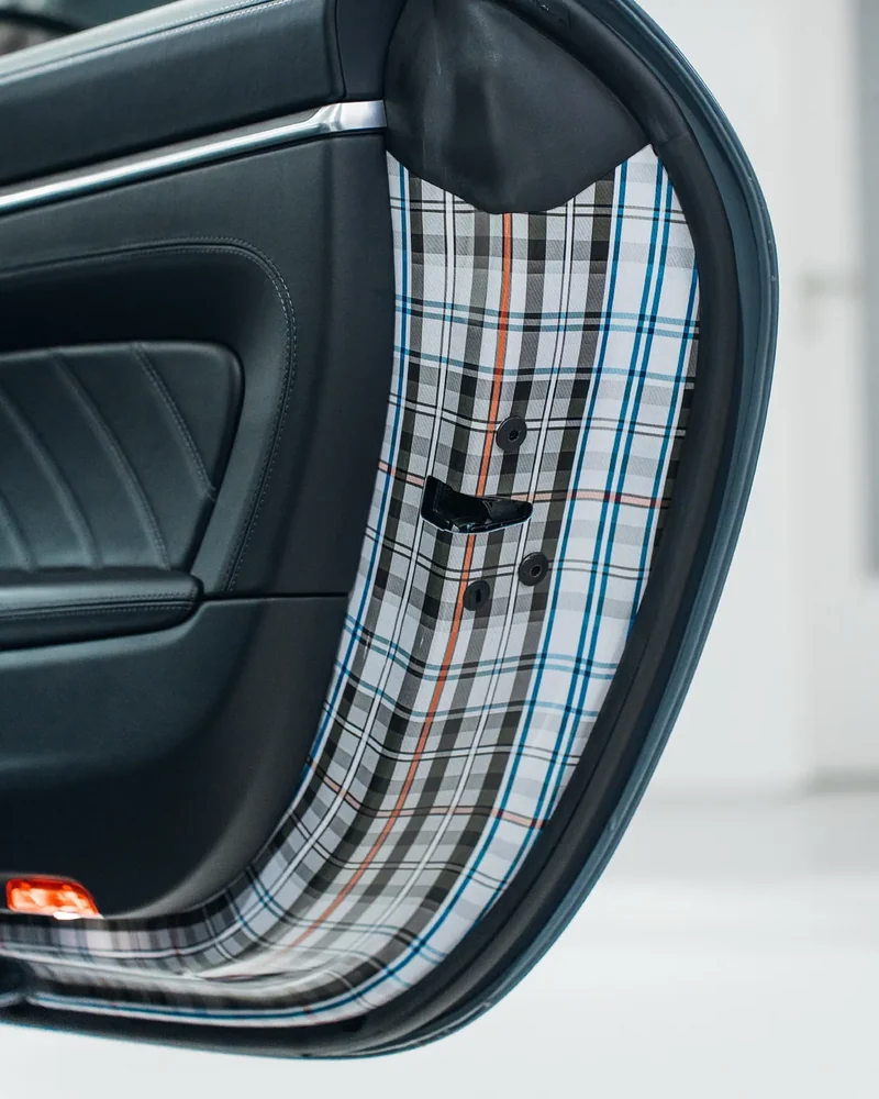 Karomuster auf der folierten Türinnenseite des Porsche 911 Turbo S