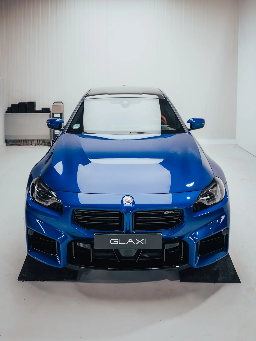 Blauer BMW M2 frontal in der GLAXI-Manufaktur – Originalprojekt mit Lackschutz an Front und Schwellern