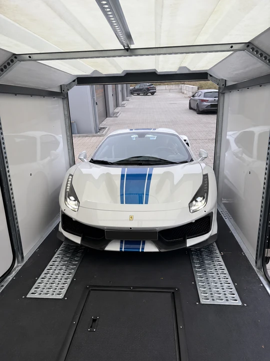 Ferrari im geschlossenen GLAXI RT7
