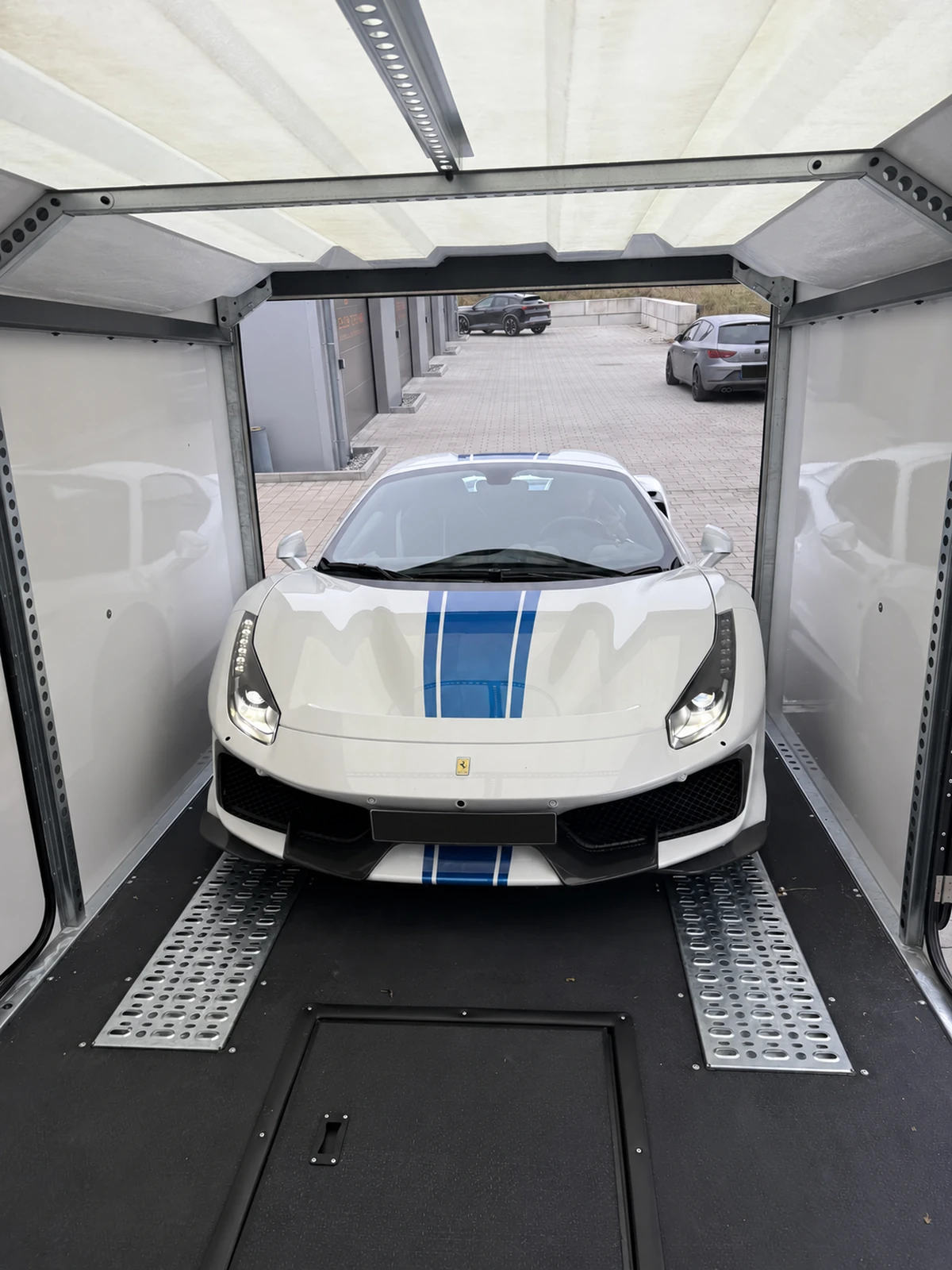 Ferrari mit blauen Designstreifen im GLAXI Transportanhänger