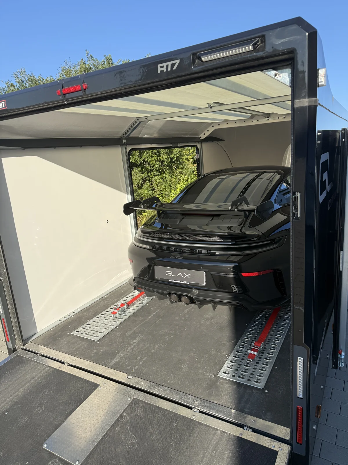 Porsche im geschlossenen Brian James RT7 von GLAXI