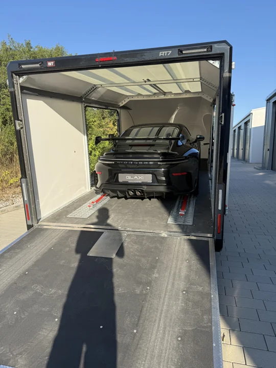 Porsche bei der Verladung in den geöffneten GLAXI RT7-Anhänger