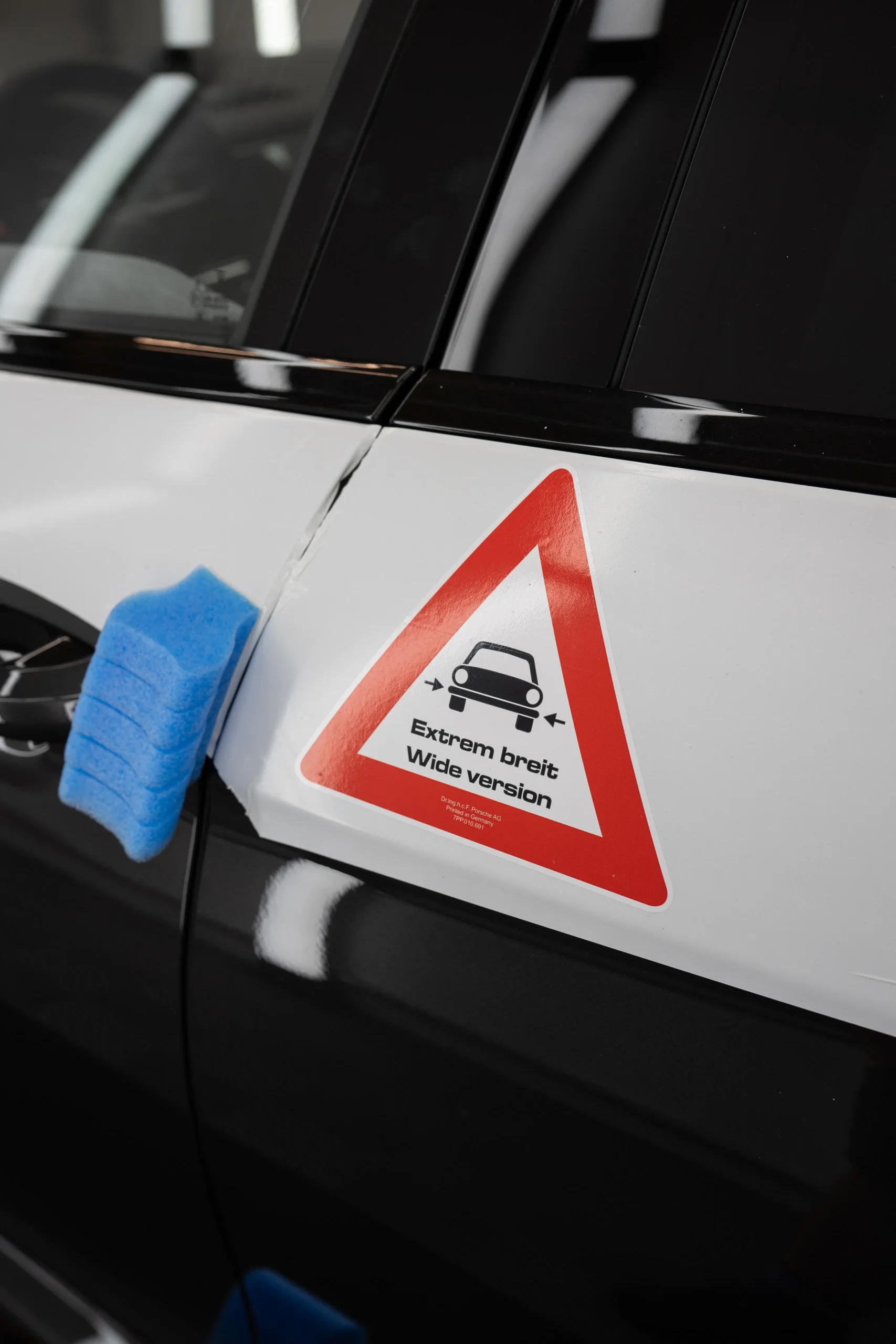 Ein noch beklebter, neuer Porsche Panamera Turbo S der zur Lackpflege kommt.