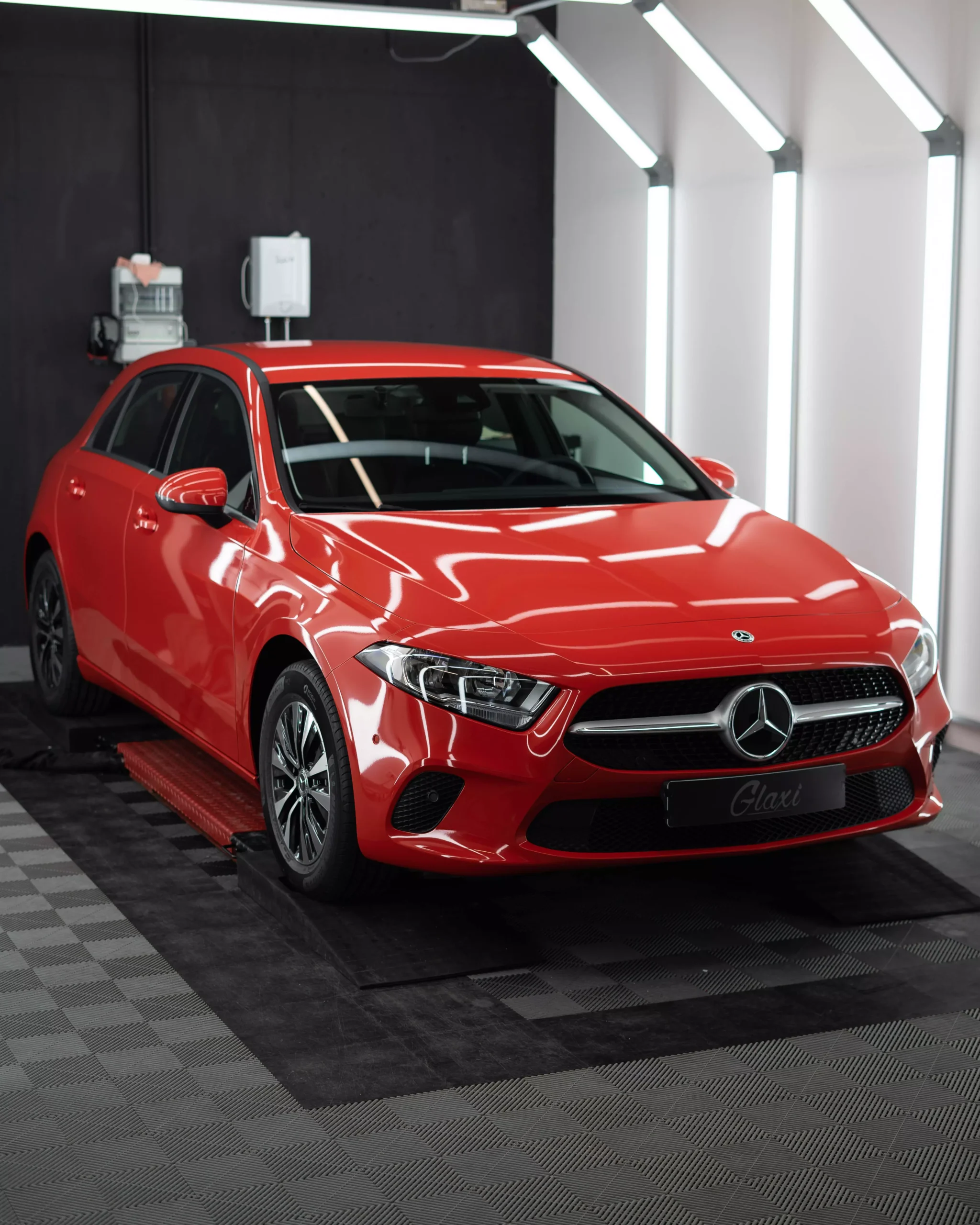 Mercedes-Benz A180 in cardinalrot foliert bei der Firma GLAXI in Schwäbisch Hall