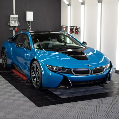 BMW i8 in Blau mit Keramikversiegelung