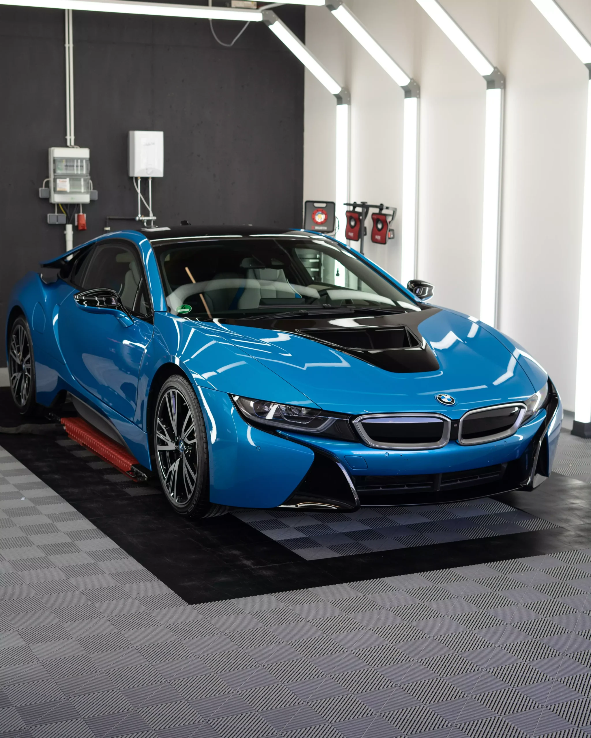 BMW i8 in Blau mit Keramikversiegelung