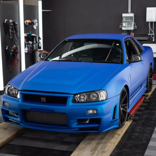 Blau folierter Nissan Skyline in einem Lichttunnel bei der Firma GLAXI in Schwäbisch Hall