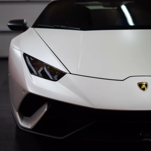 Steinschlagschutz - Lackschutzfolierug an einem weißen Lamborghini Huracan der Marken XPEL und SunTek. Der Lackschutz ist Farblos und verändert so nicht das schöne Perlmuttweiß des Lamborghini.