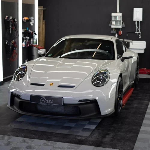 Porsche 992 911 GT3 in kreide in einem Lichttunnel bei der Firma GLAXI in Schwäbisch Hall. Der Wagen erhielt eine Lackschutzfolierung.