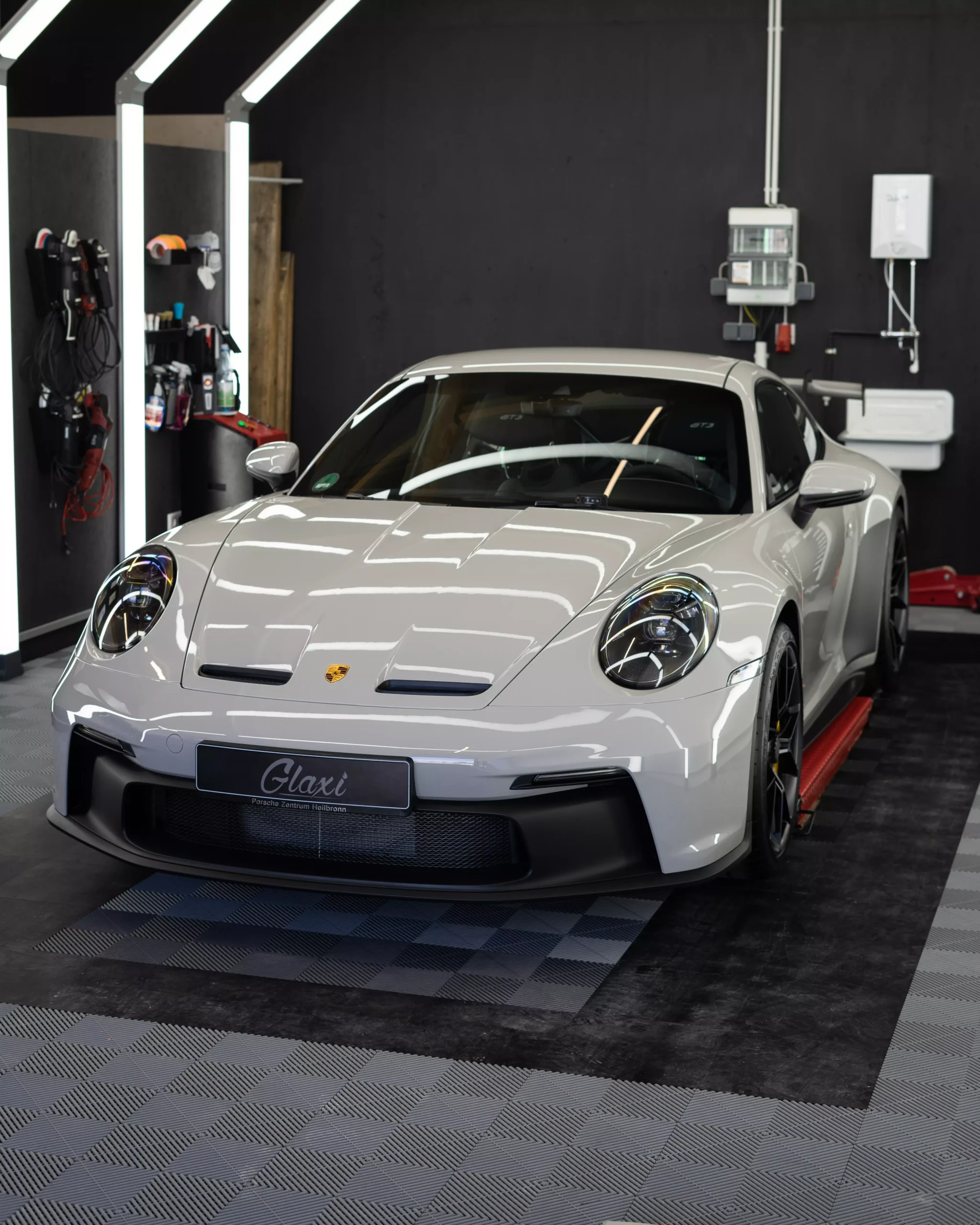 Porsche 992 911 GT3 in kreide in einem Lichttunnel bei der Firma GLAXI in Schwäbisch Hall. Der Wagen erhielt eine Lackschutzfolierung.