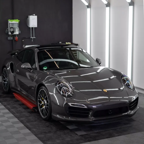 Porsche 911 Turbo S in Anthrazit mit einer Lackschutzfolie auf der Front