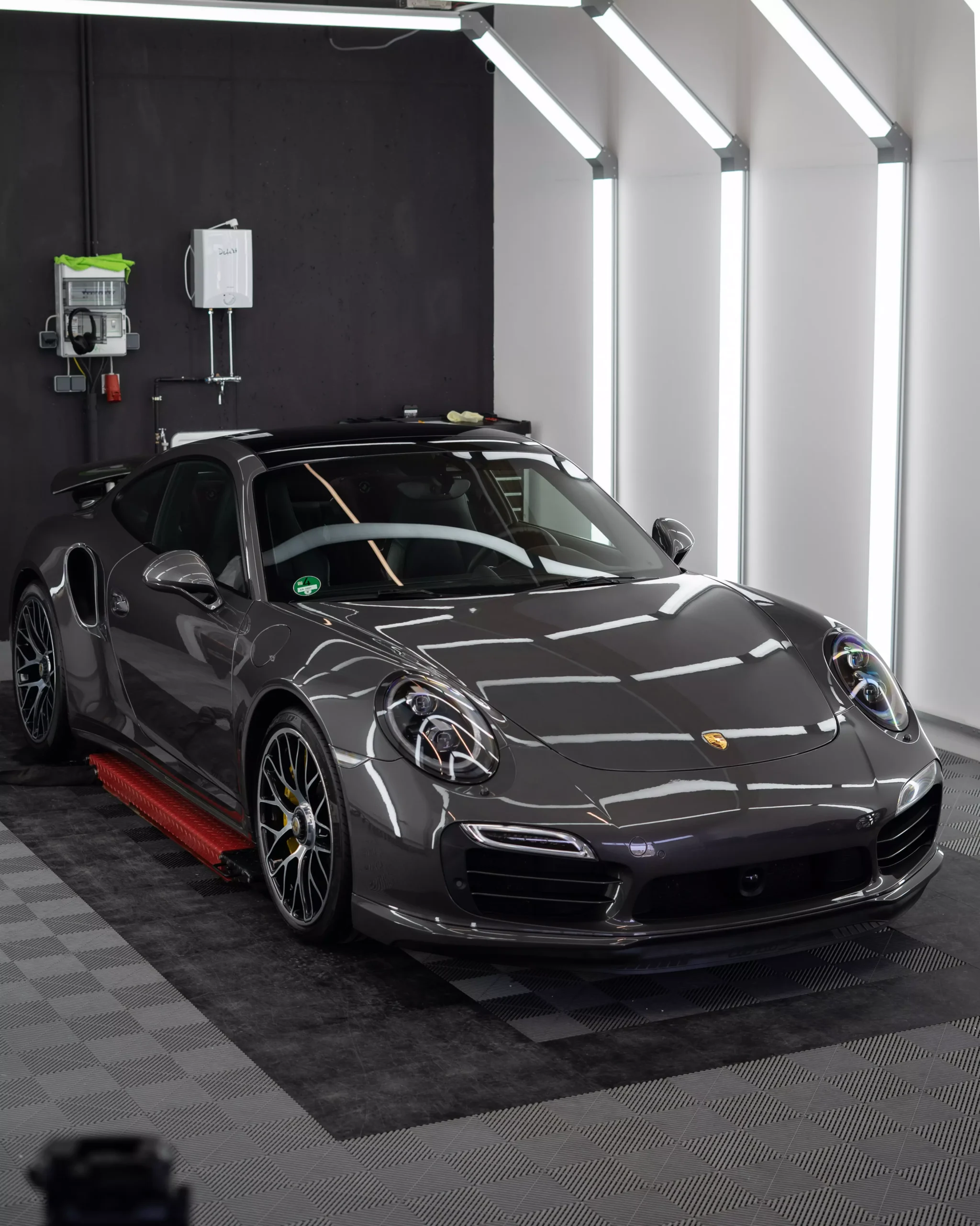 Porsche 911 Turbo S in Anthrazit mit einer Lackschutzfolie auf der Front