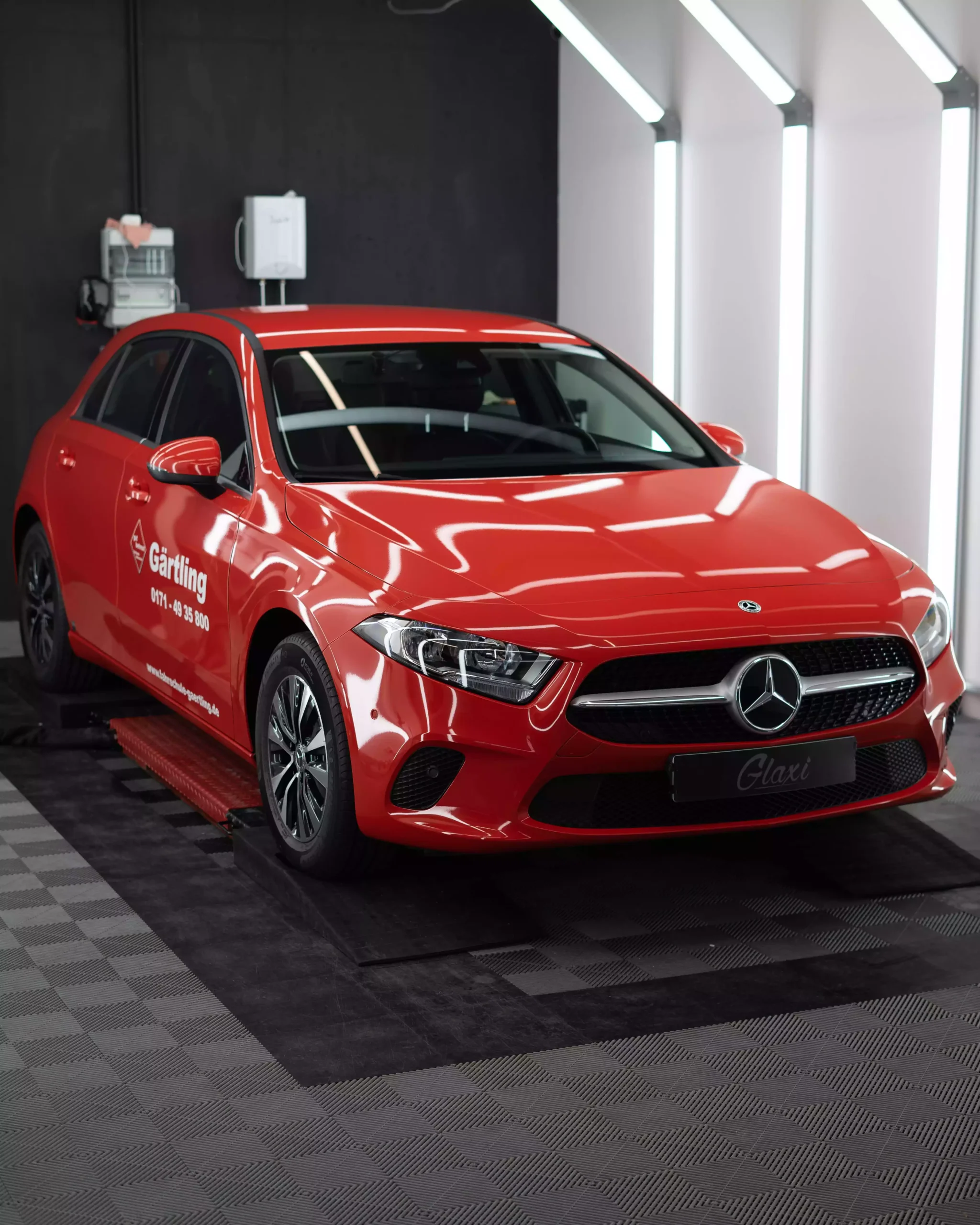 Mercedes A-Klasse Folierung in kardinalrot von Avery Dennison