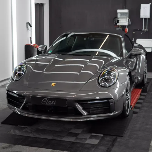 grauer Porsche 992 Carrera S mit Lackschutzfolierung auf der Front.