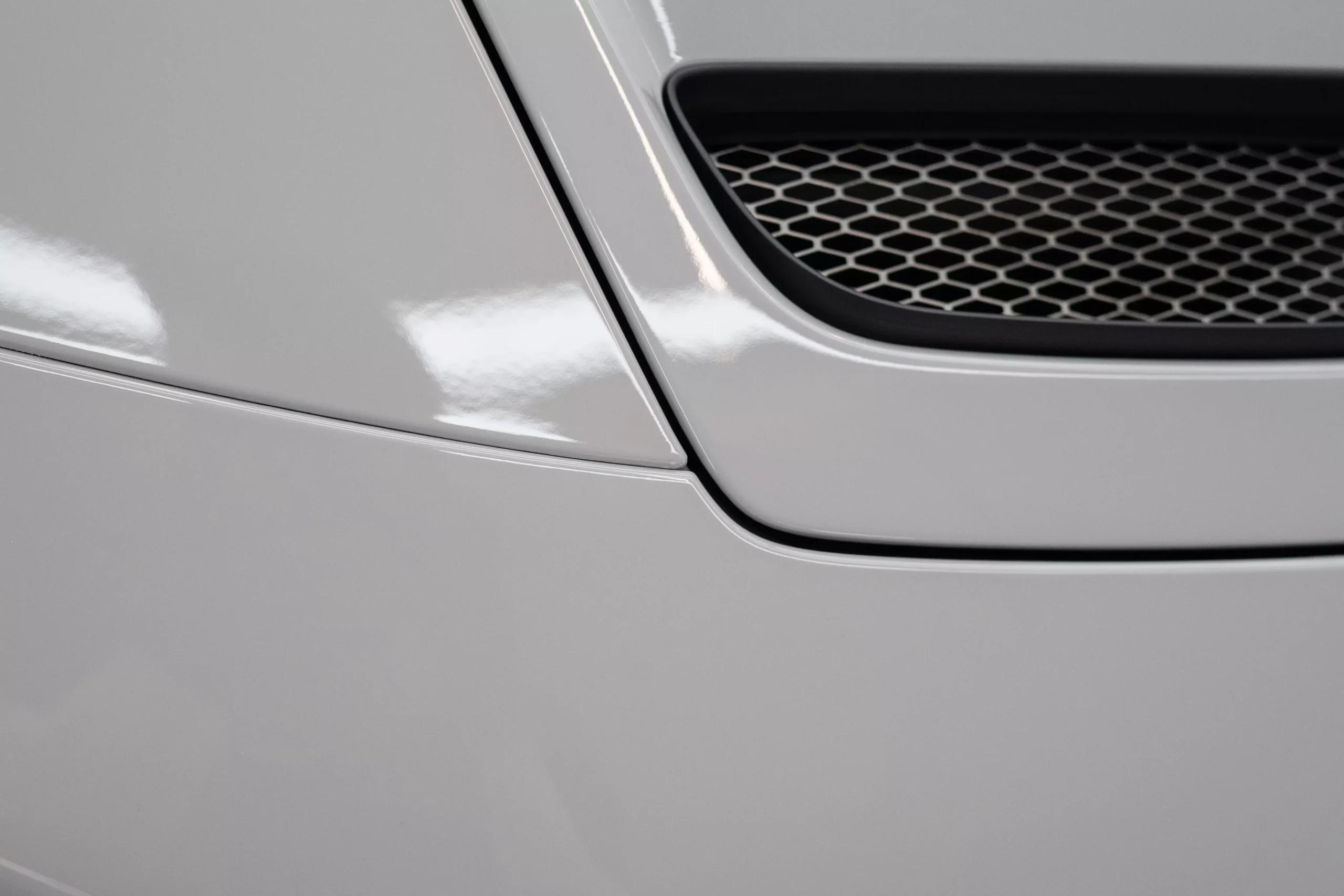 Verarbeitung der Steinschlagschutzfolierung am Porsche 992 GT3.