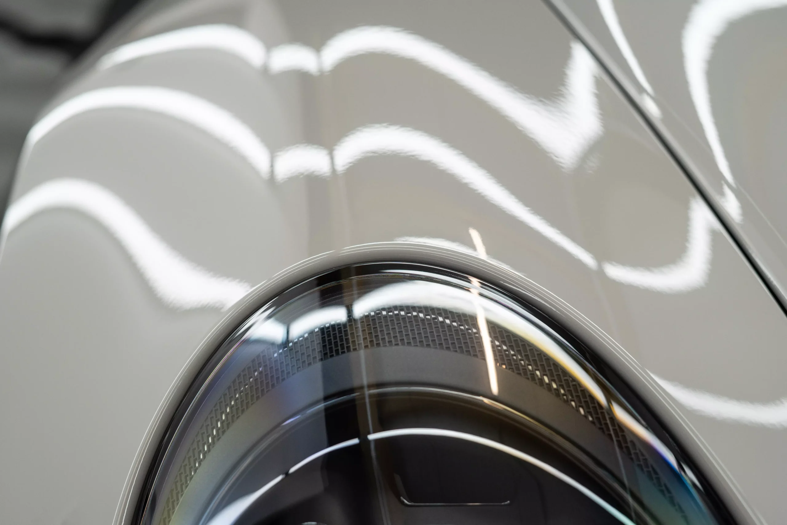 Verarbeitung der Steinschlagschutzfolierung am Porsche 992 GT3.