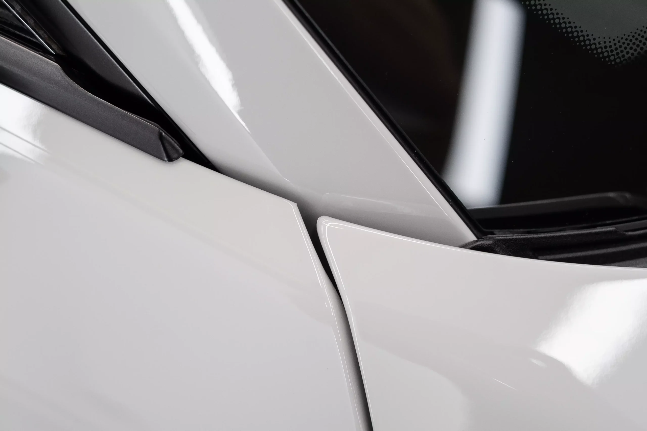 Verarbeitung der Steinschlagschutzfolierung am Porsche 992 GT3.