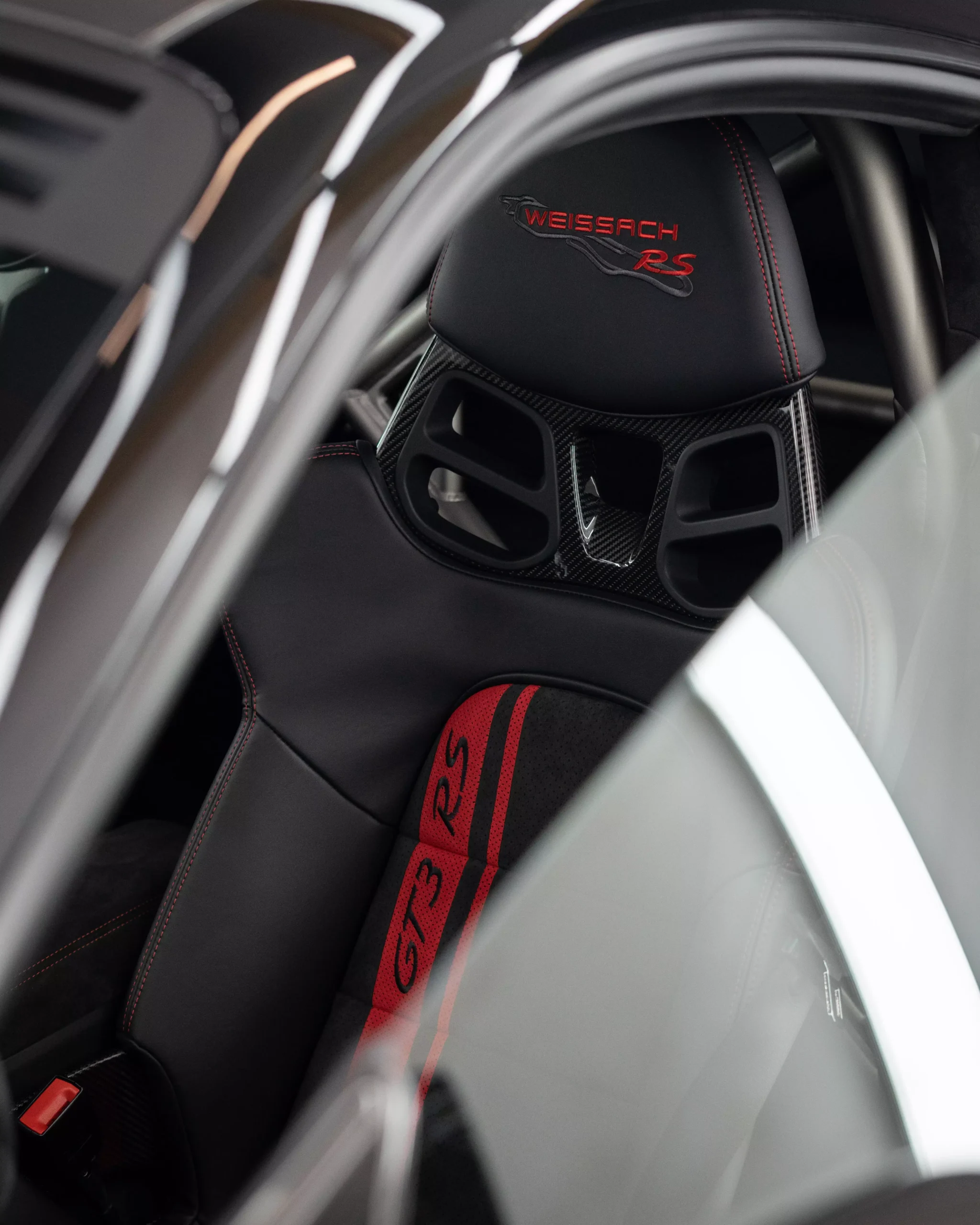 Innenraum in schwarz rot eines Porsche 911 991.2 GT3RS