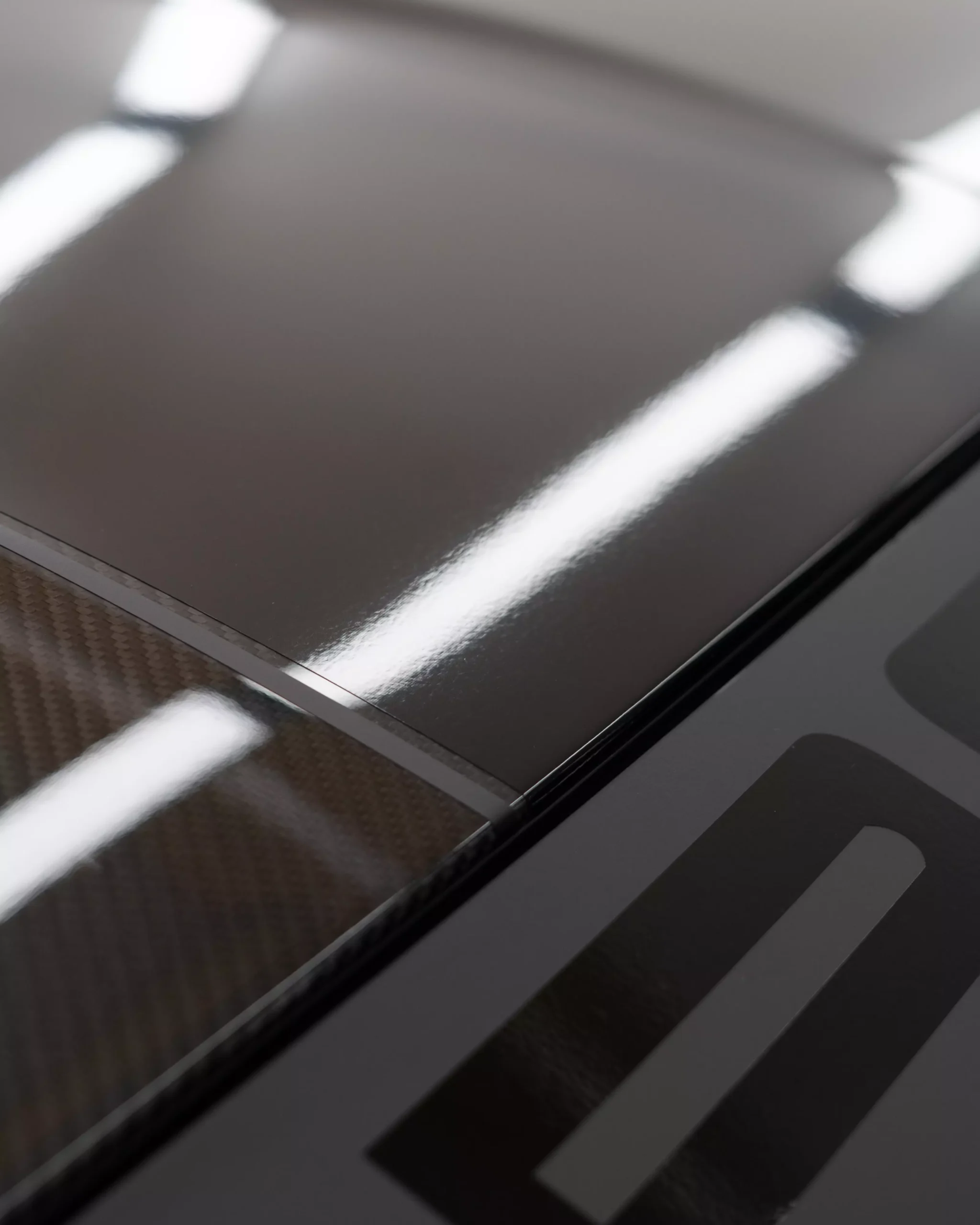 Designstreifen auf dem Carbondach eines Porsche 911 991.2 GT3RS