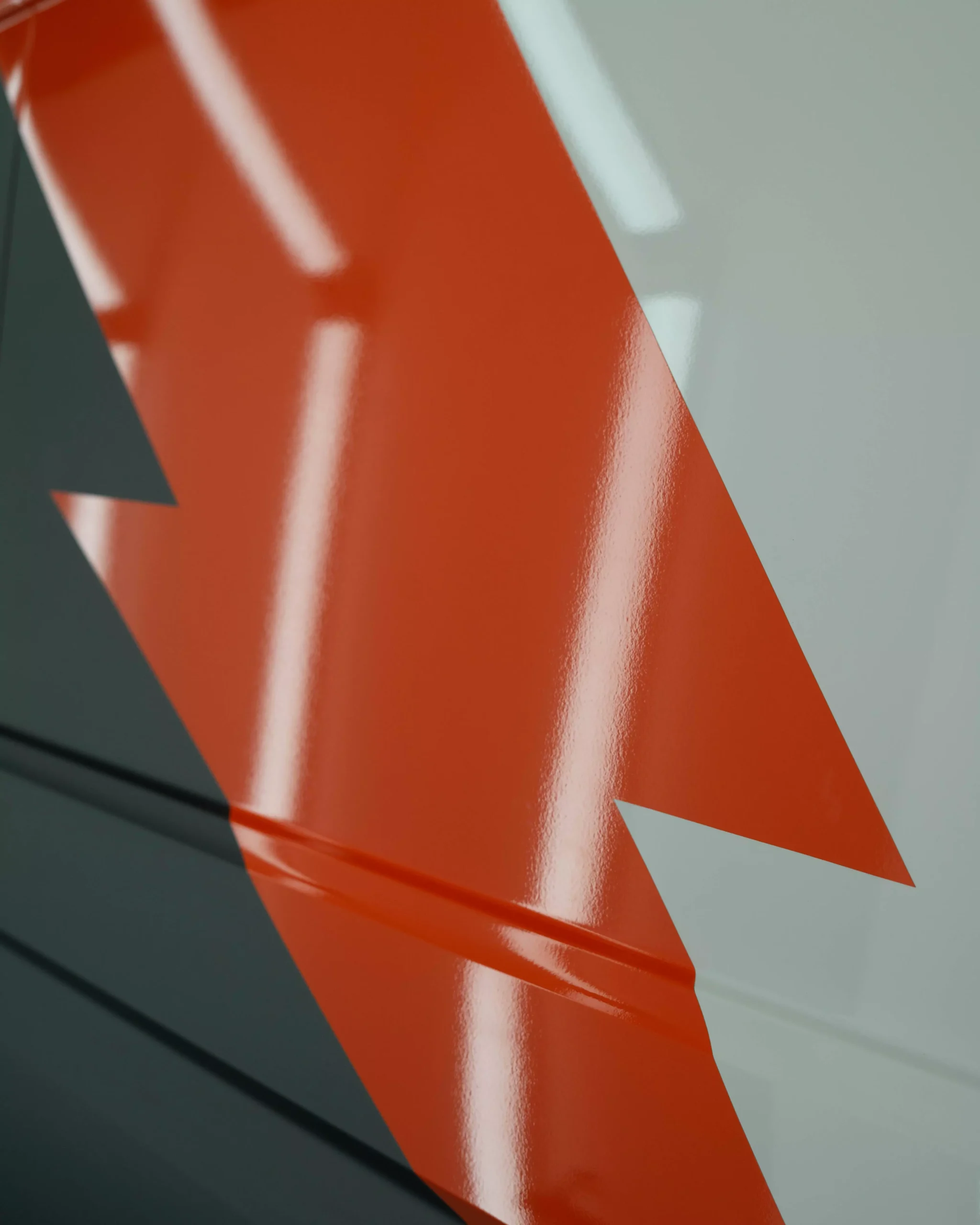 Es ist eine Flottenbeschriftung auf einem VW Crafter in grau und orange zu sehen. Man sieht, das es Folie ist, da man es so nie lackieren könnte. Kleine Schriften auf dem Fahrzeug zeigen, dass es von der Firma KB Elektro GmbH in Schwäbisch Hall ist.