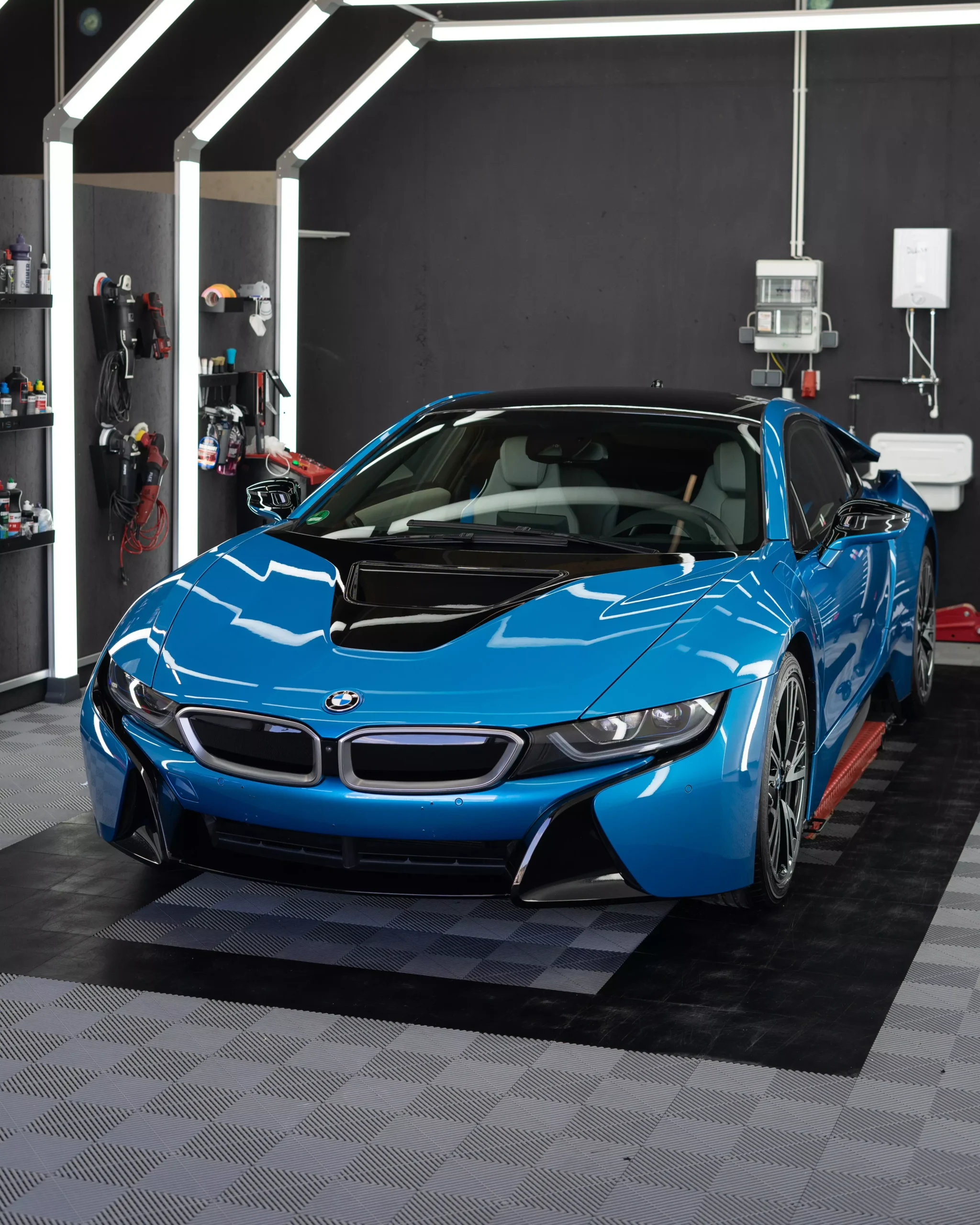 BMW i8 in Blau mit Keramikversiegelung