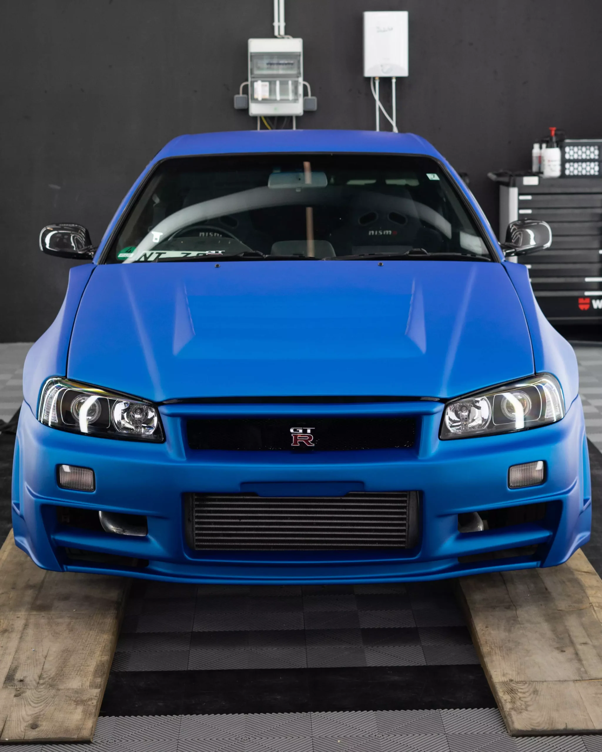 Blau folierter Nissan Skyline in einem Lichttunnel bei der Firma GLAXI in Schwäbisch Hall