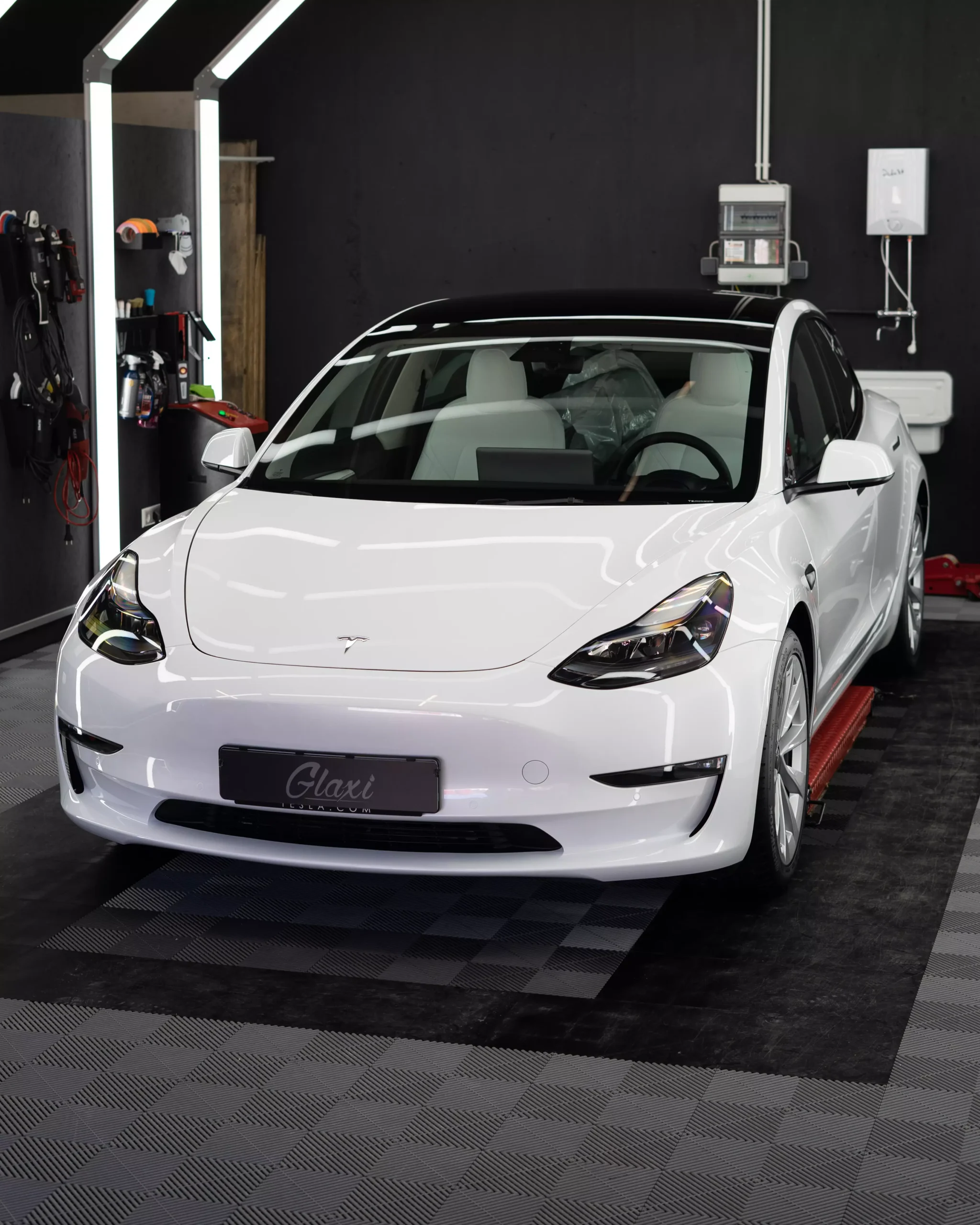 Tesla Model 3 in weiß Nanoversiegelung