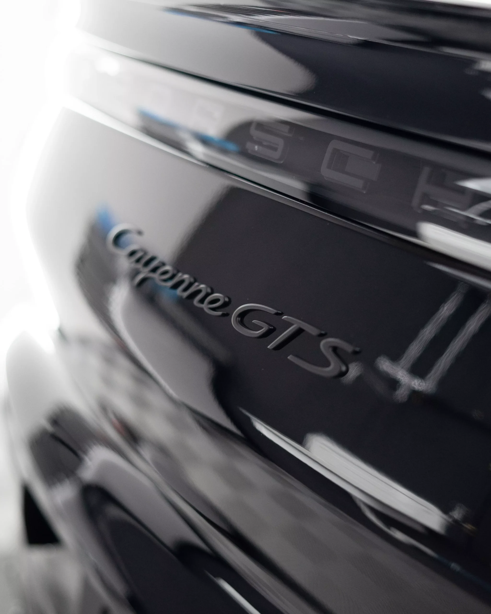 Porsche Cayenne GTS Heck in schwarz metallic in einem Lichttunnel nach der Lackschutzfolierung bei GLAXI in Schwäbisch Hall.