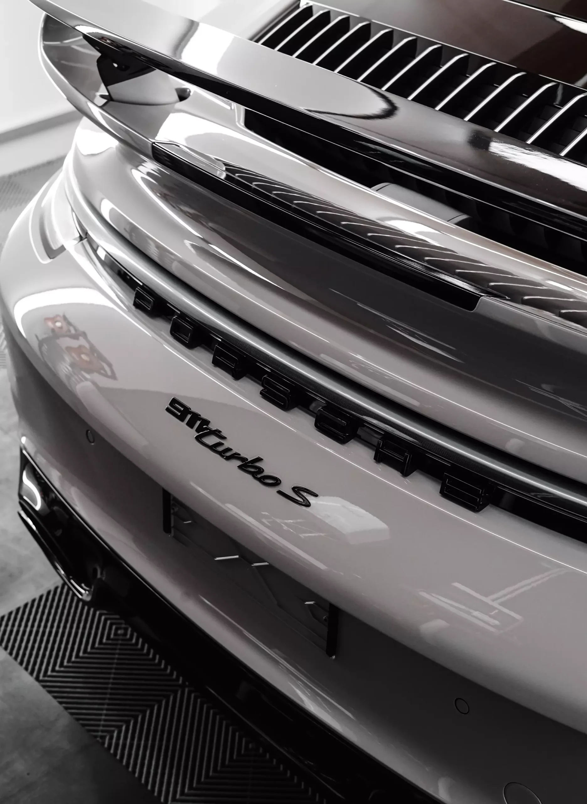 Heck eines Porsche 992 Turbo S in kreide nach einer Lackschutzfolierung mittels Lackschutz.