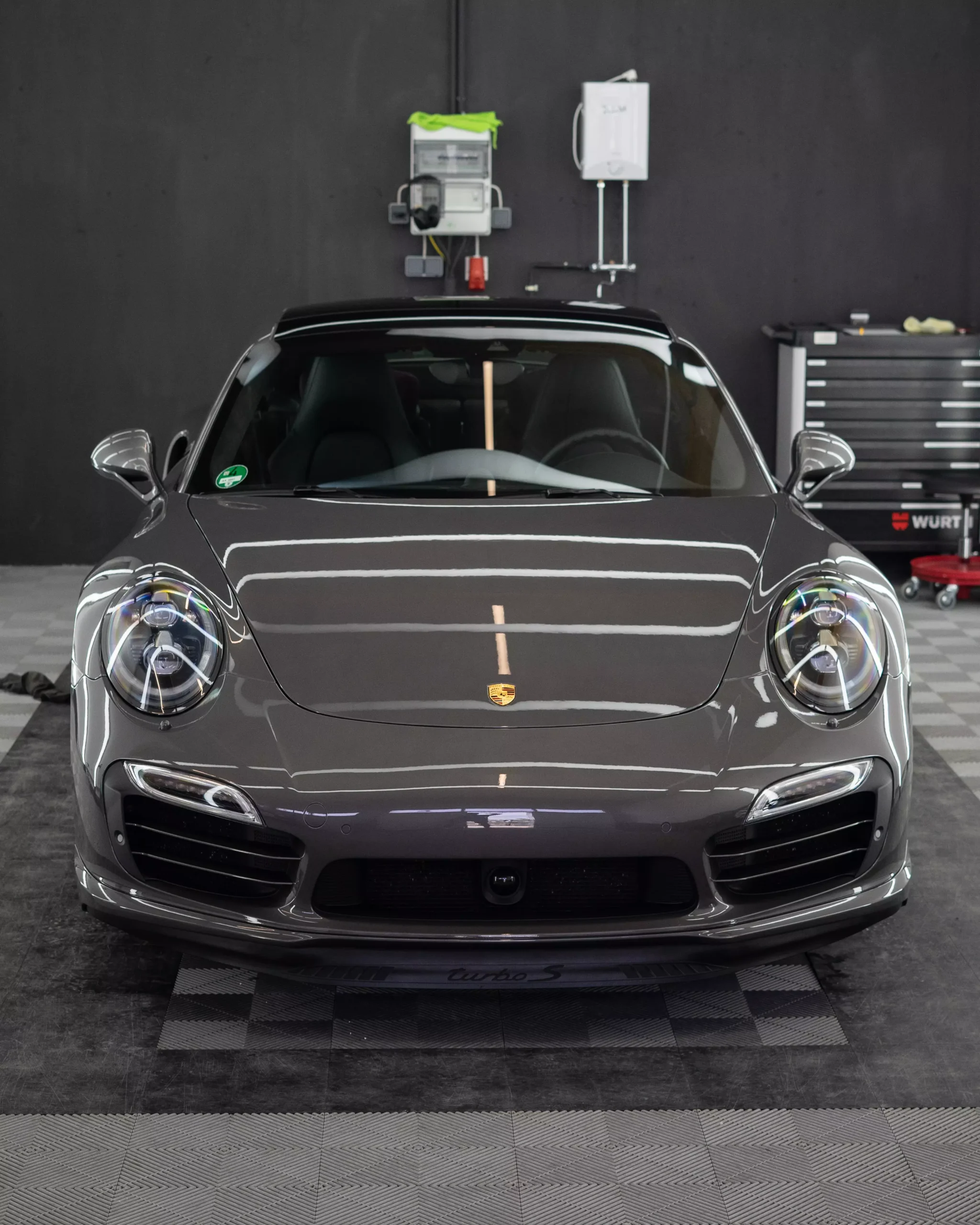 Porsche 911 Turbo S in Anthrazit mit einer Lackschutzfolie auf der Front