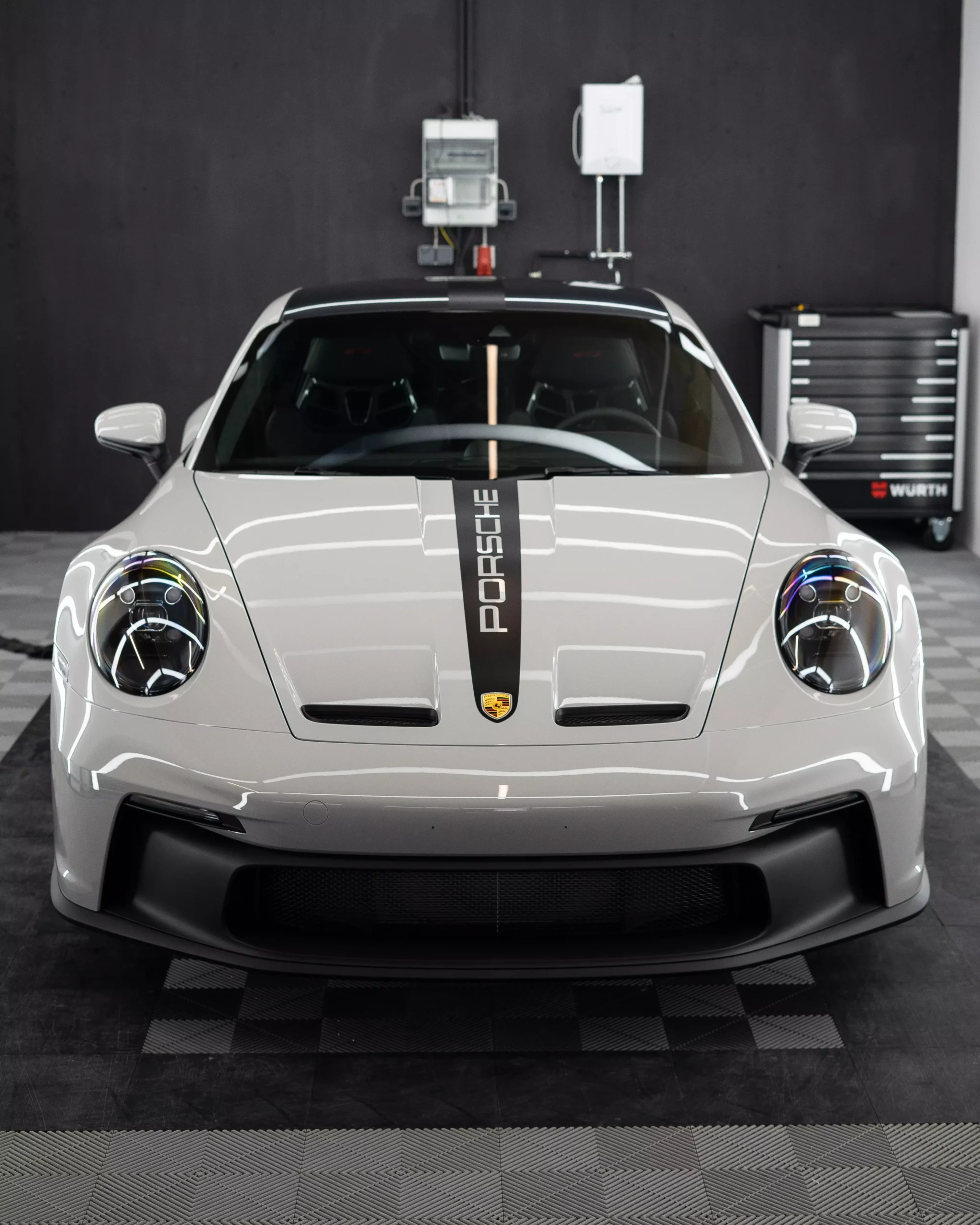 Porsche 911 992 in kreide in einem Lichttunnel stehend bei GLAXI in Schwäbisch Hall