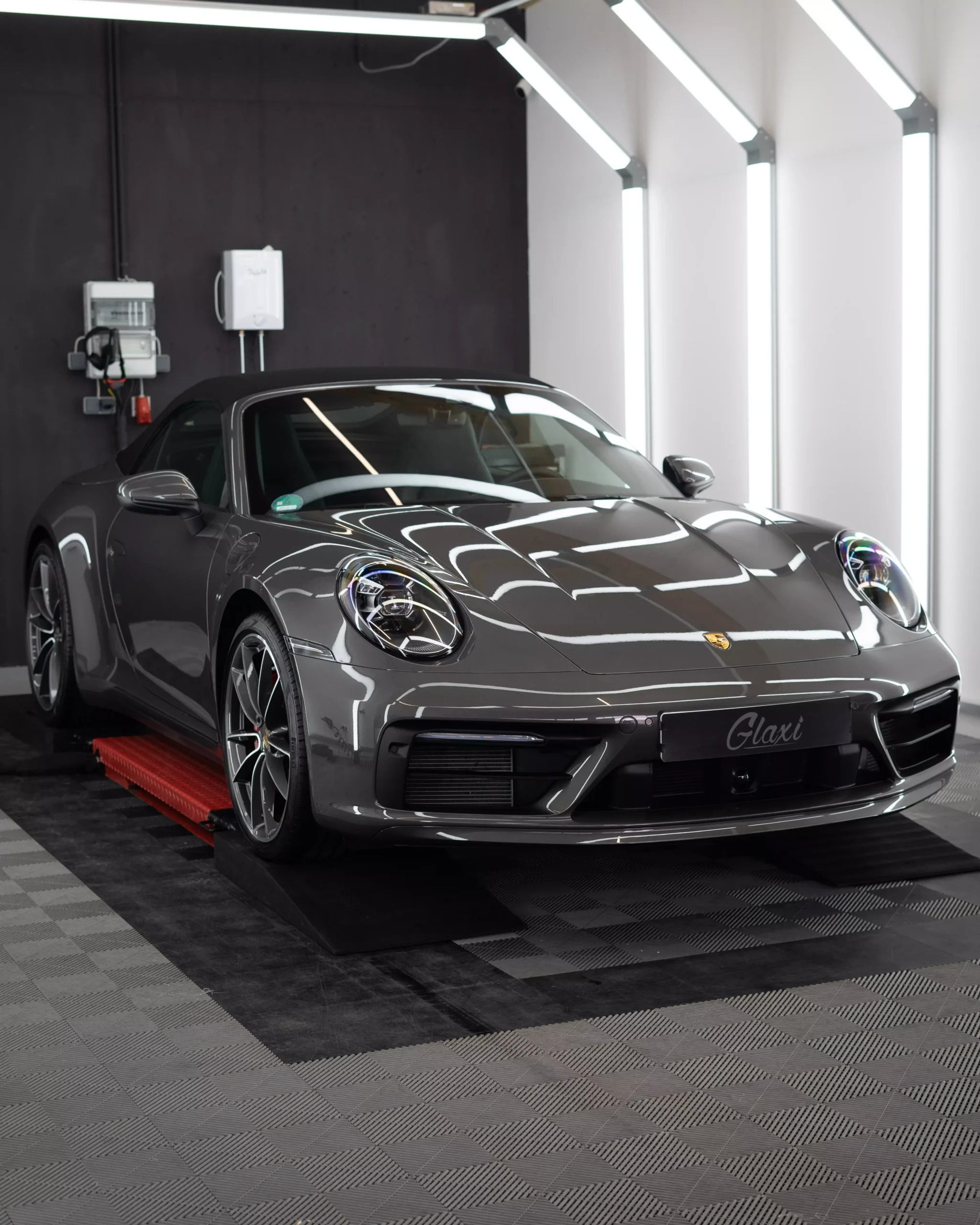 grauer Porsche 992 Carrera S mit Lackschutzfolierung auf der Front.