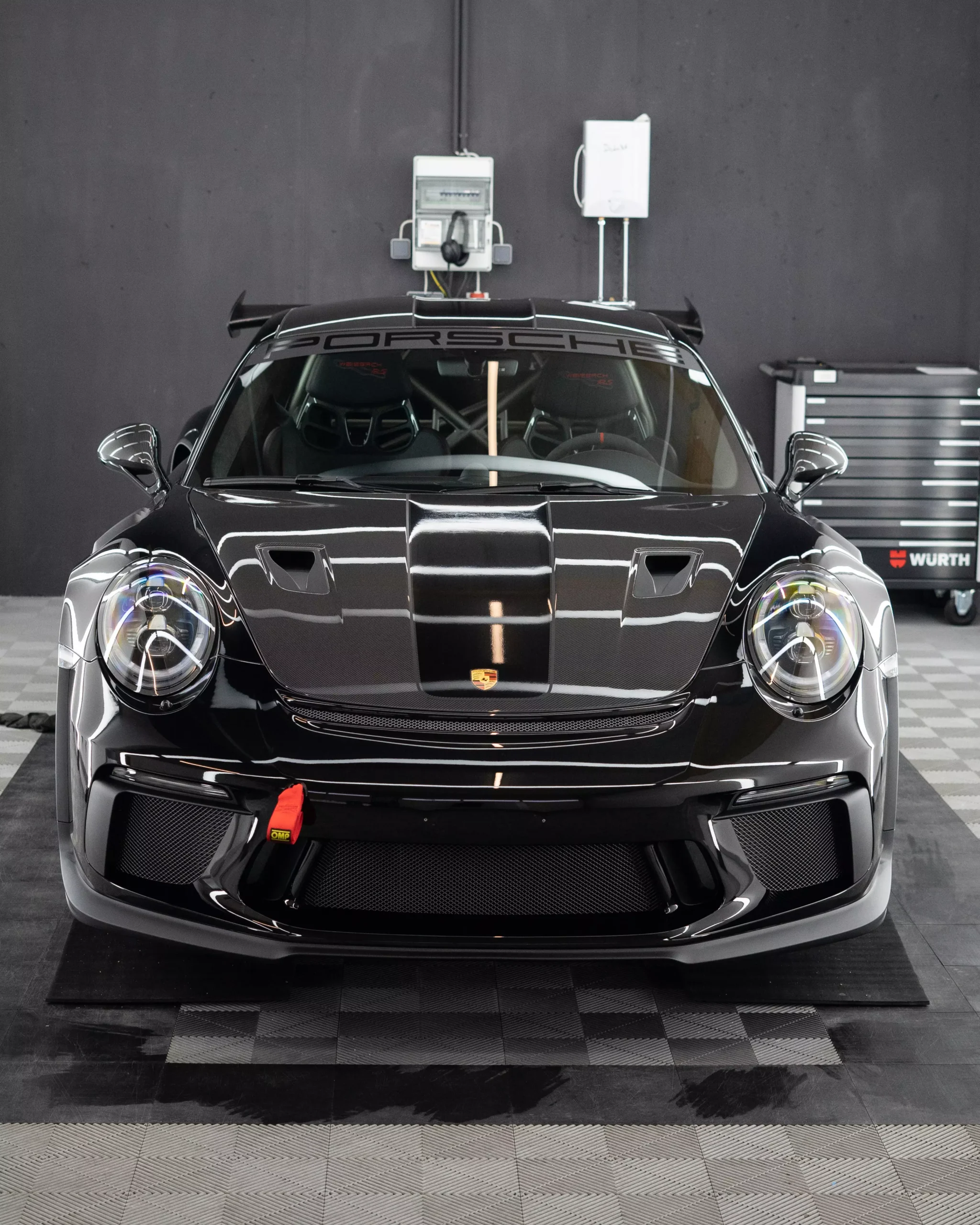 Porsche 911 991.2 GT3RS in schwarz uni unter einem Lichttunnel bei der Firma GLAXI in Schwäbisch Hall
