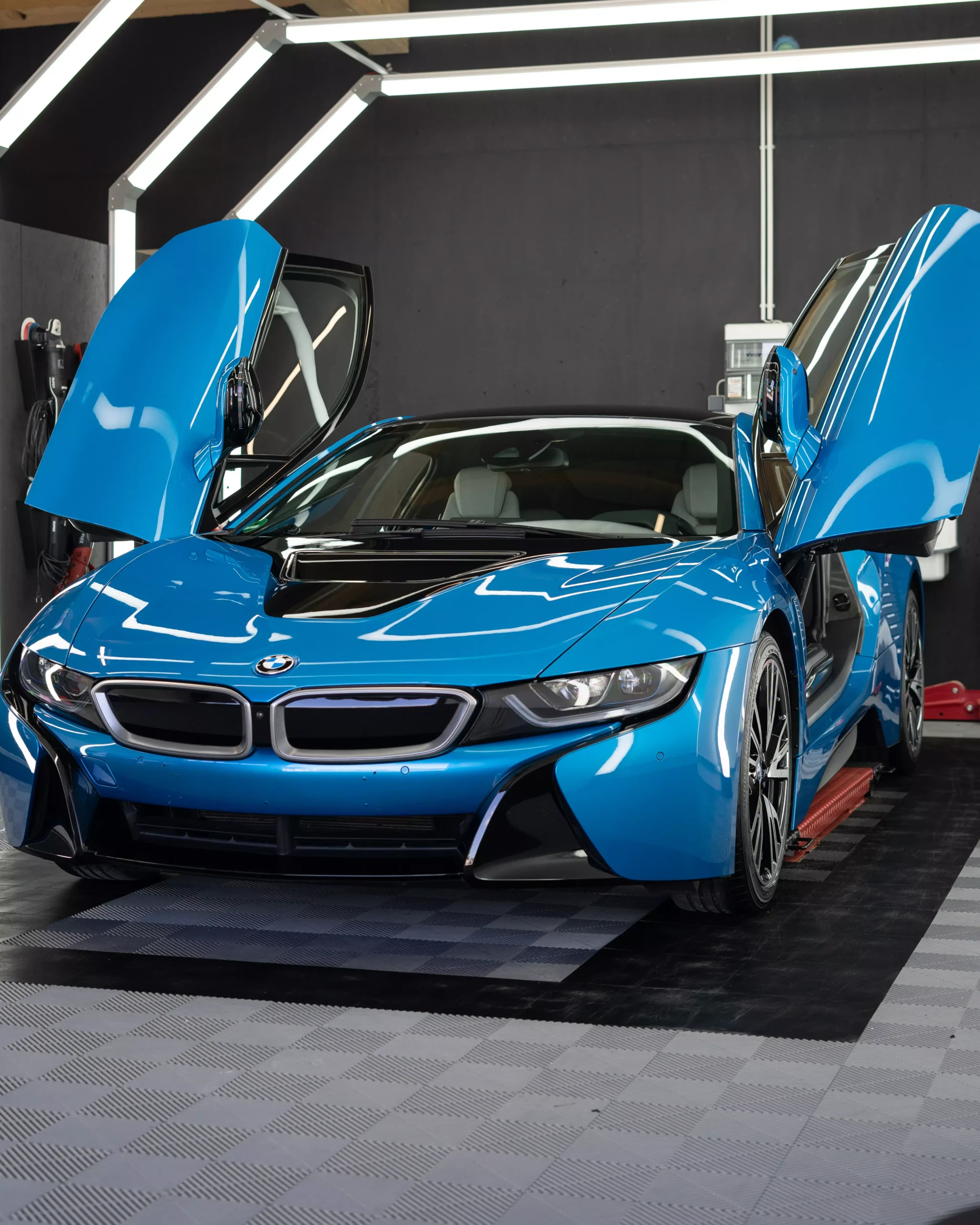 BMW i8 in Blau mit Keramikversiegelung und Flügeltüren
