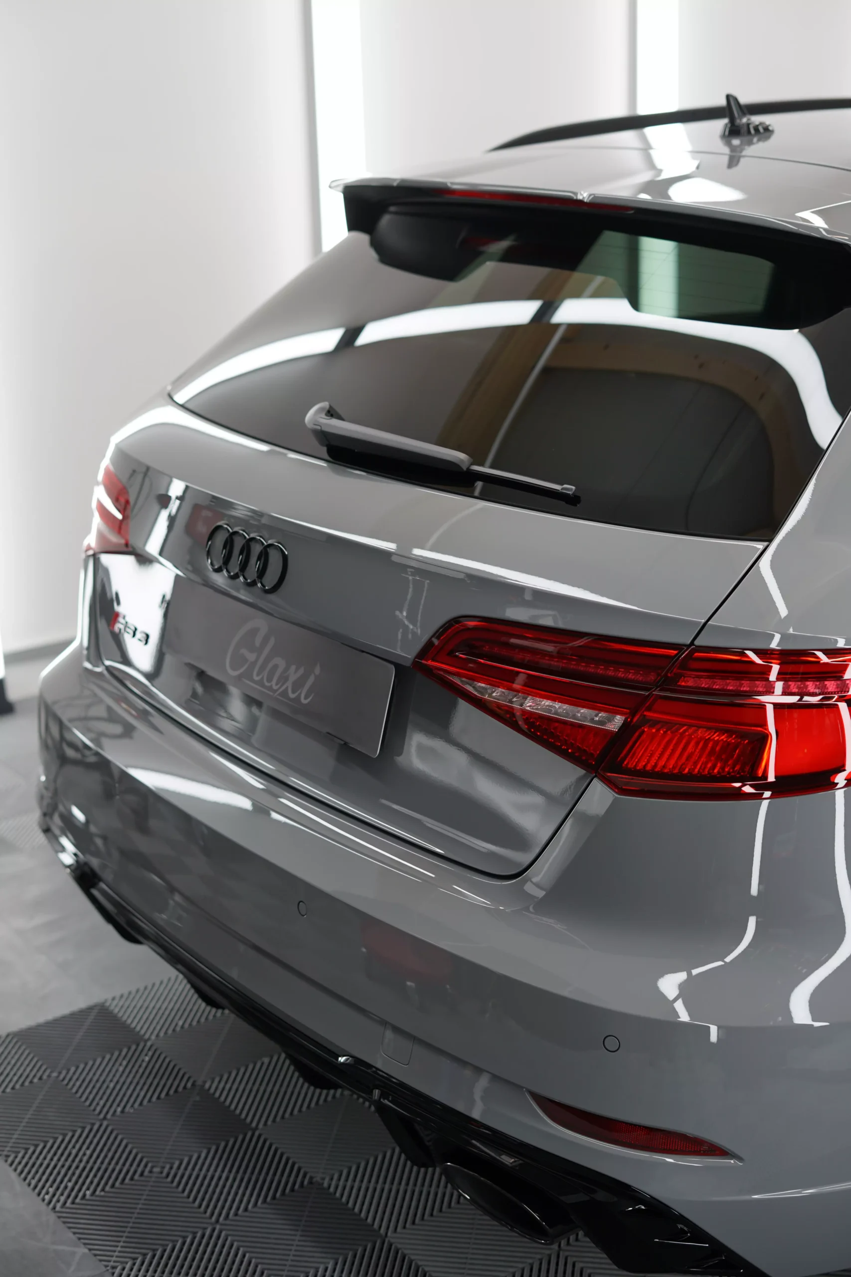 Fertige Keramikversiegelung bei Autopflege in SHA. Grauer Lack nach der Fahrzeugaufbereitung. Durch eine Aufbereitung werden Defekte verbessert