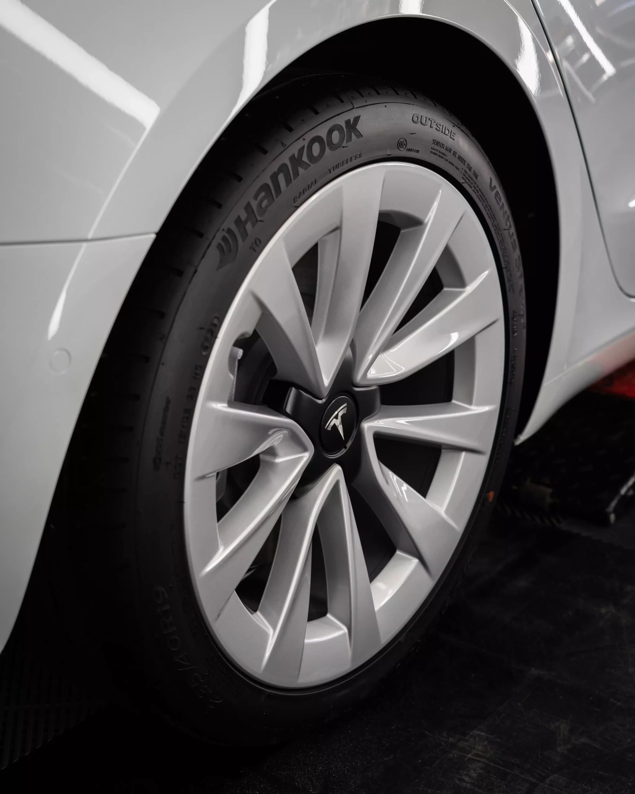 Felge Tesla Model 3 mit Keramikversiegelung