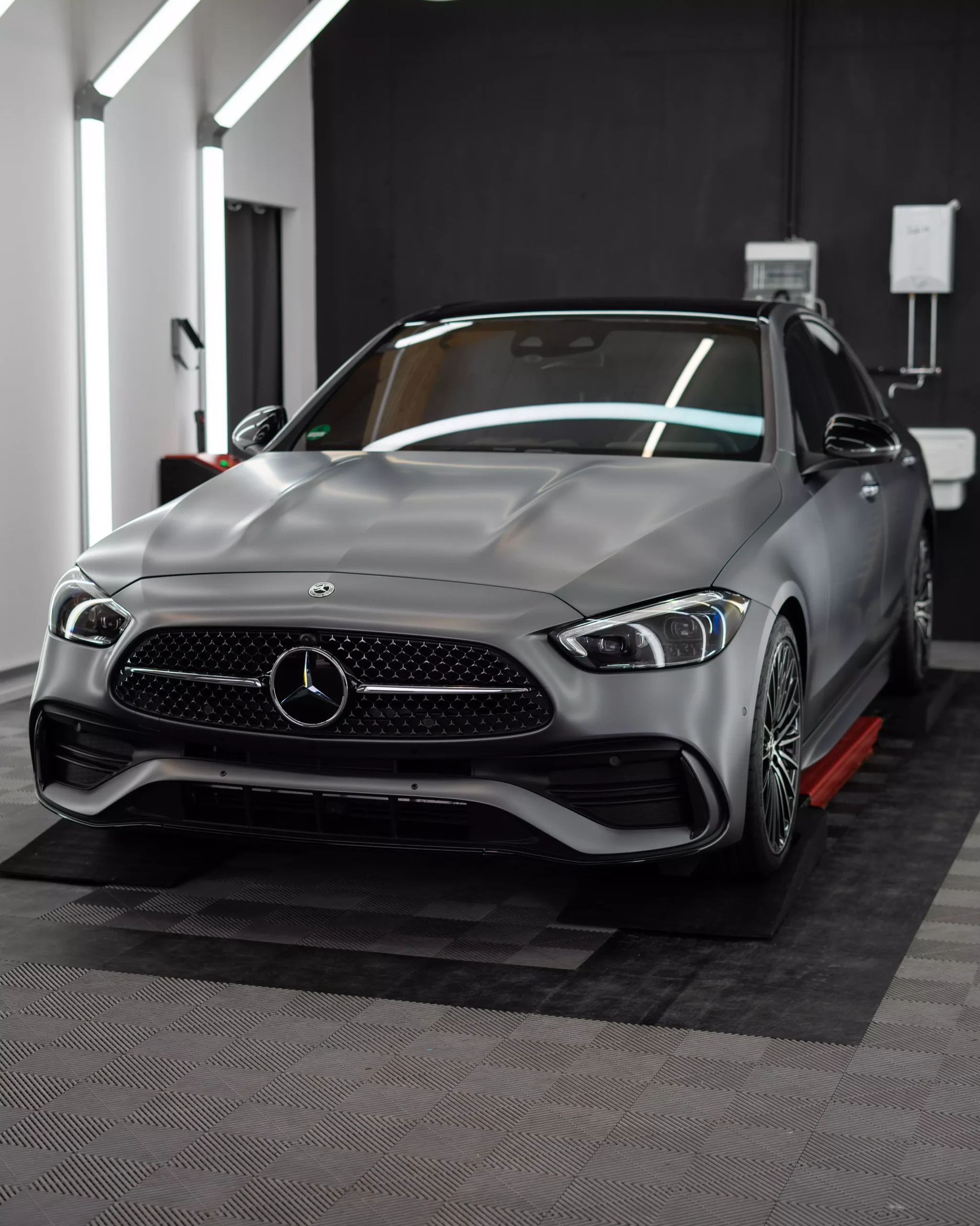 Mercedes C300d / C-Klasse in grau matt mit Lackschutzfolie oder auch Steinschlagschutzfolie genannt.