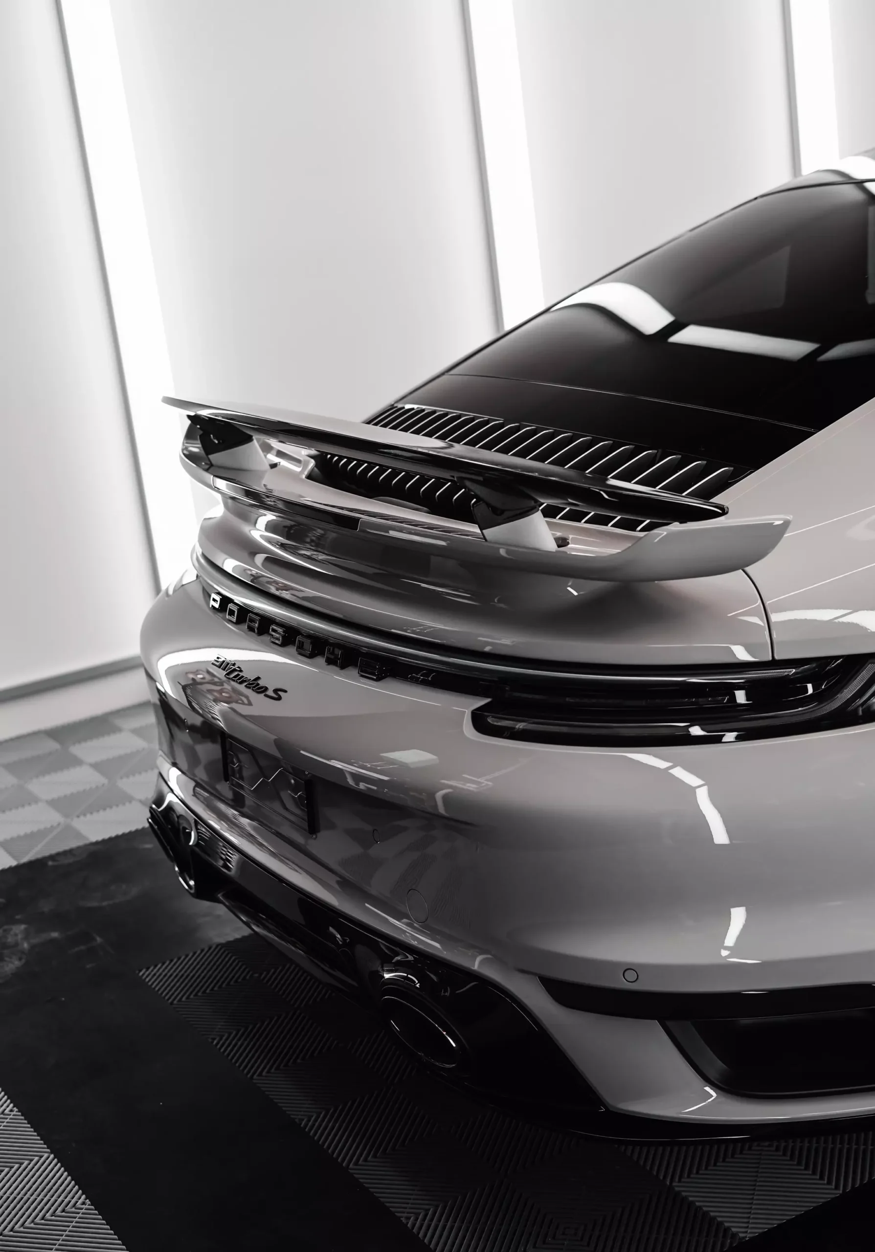 Heck eines Porsche 911 992 Turbo S in kreide nach einer Lackschutzfolierung von GLAXI in SHA