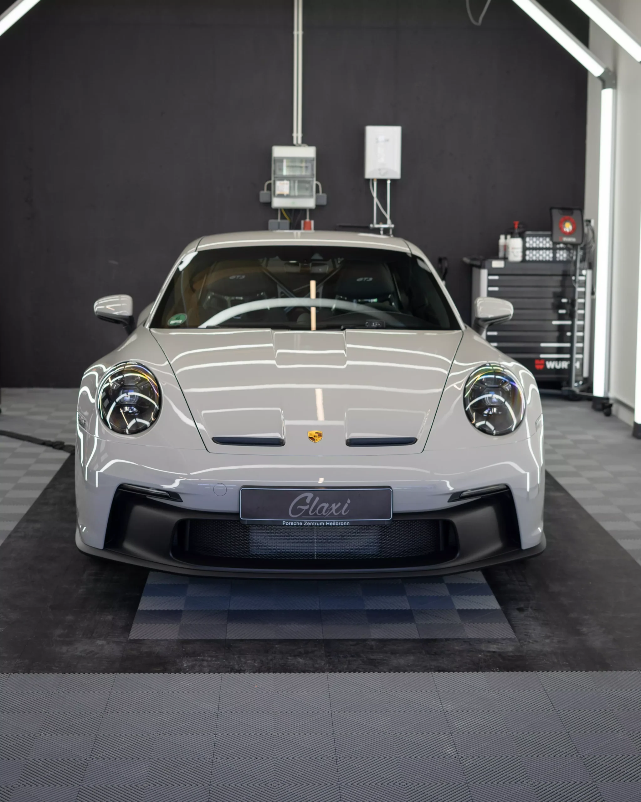 Porsche 992 911 GT3 in kreide in einem Lichttunnel bei der Firma GLAXI in Schwäbisch Hall. Der Wagen erhielt eine Lackschutzfolierung.