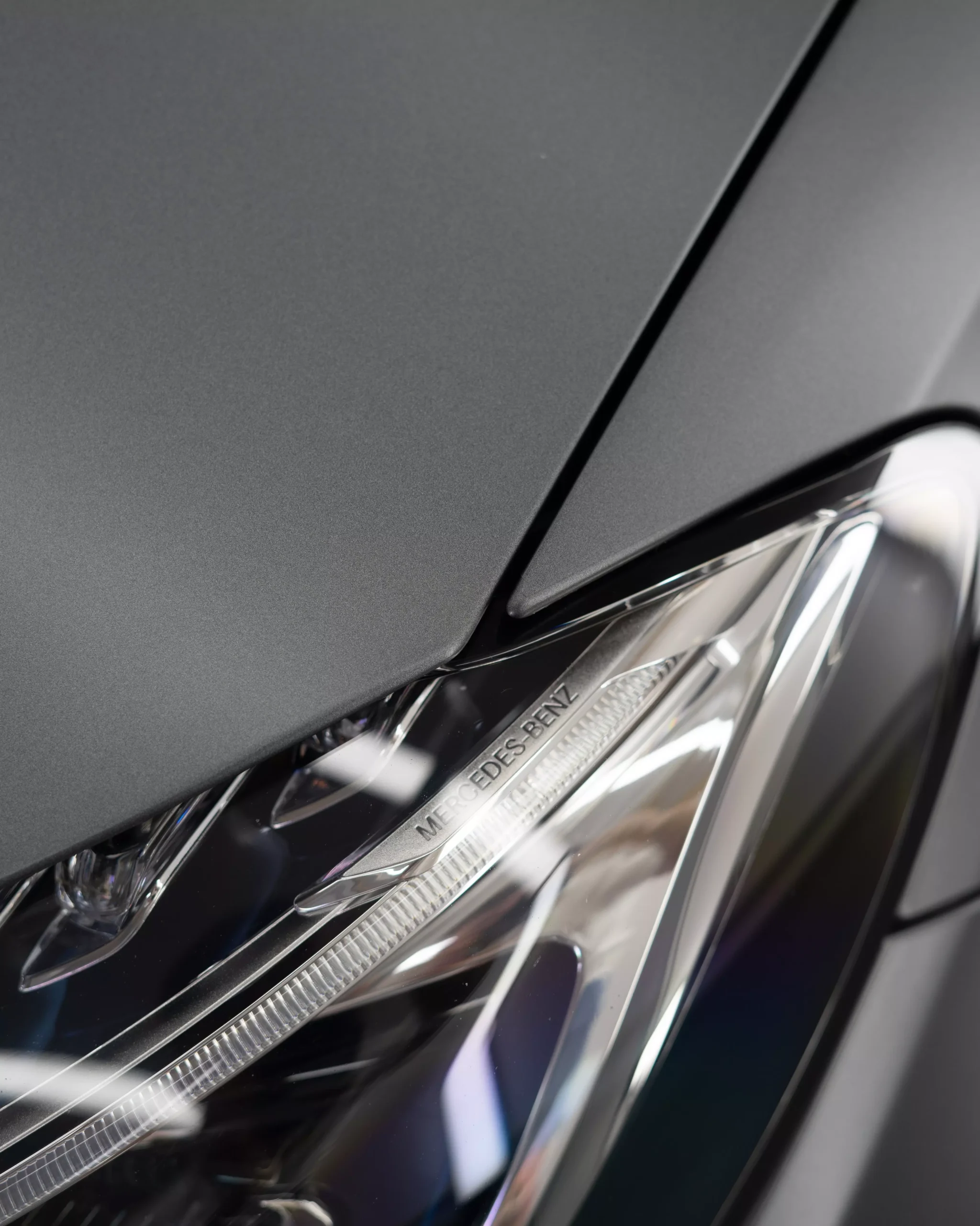 Mercedes C43 AMG in grau matt mit Lackschutzfolie oder auch Steinschlagschutzfolie genannt.